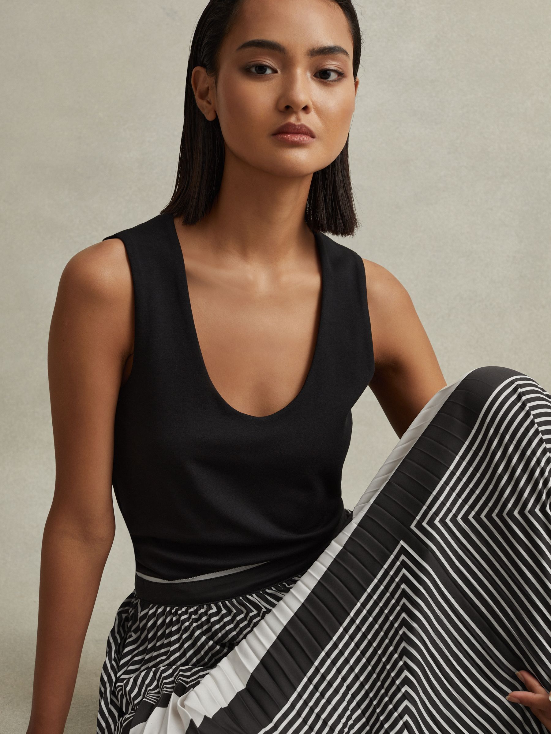 Printed Pleated Midi Skirt in Black/Cream - Image 6 of 7