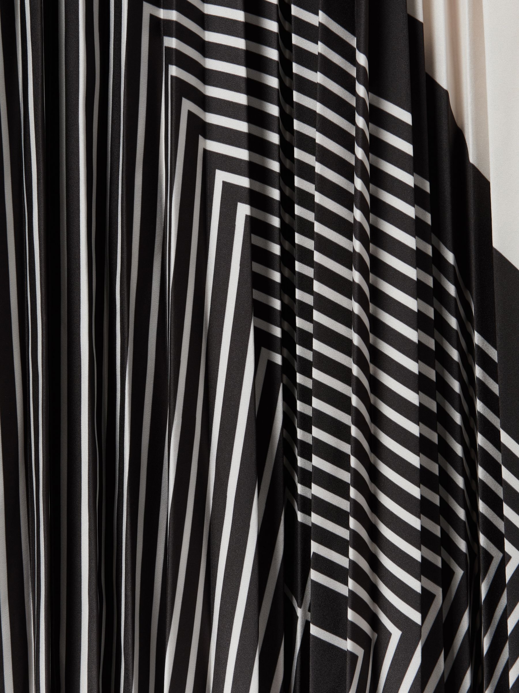 Printed Pleated Midi Skirt in Black/Cream - Image 7 of 7