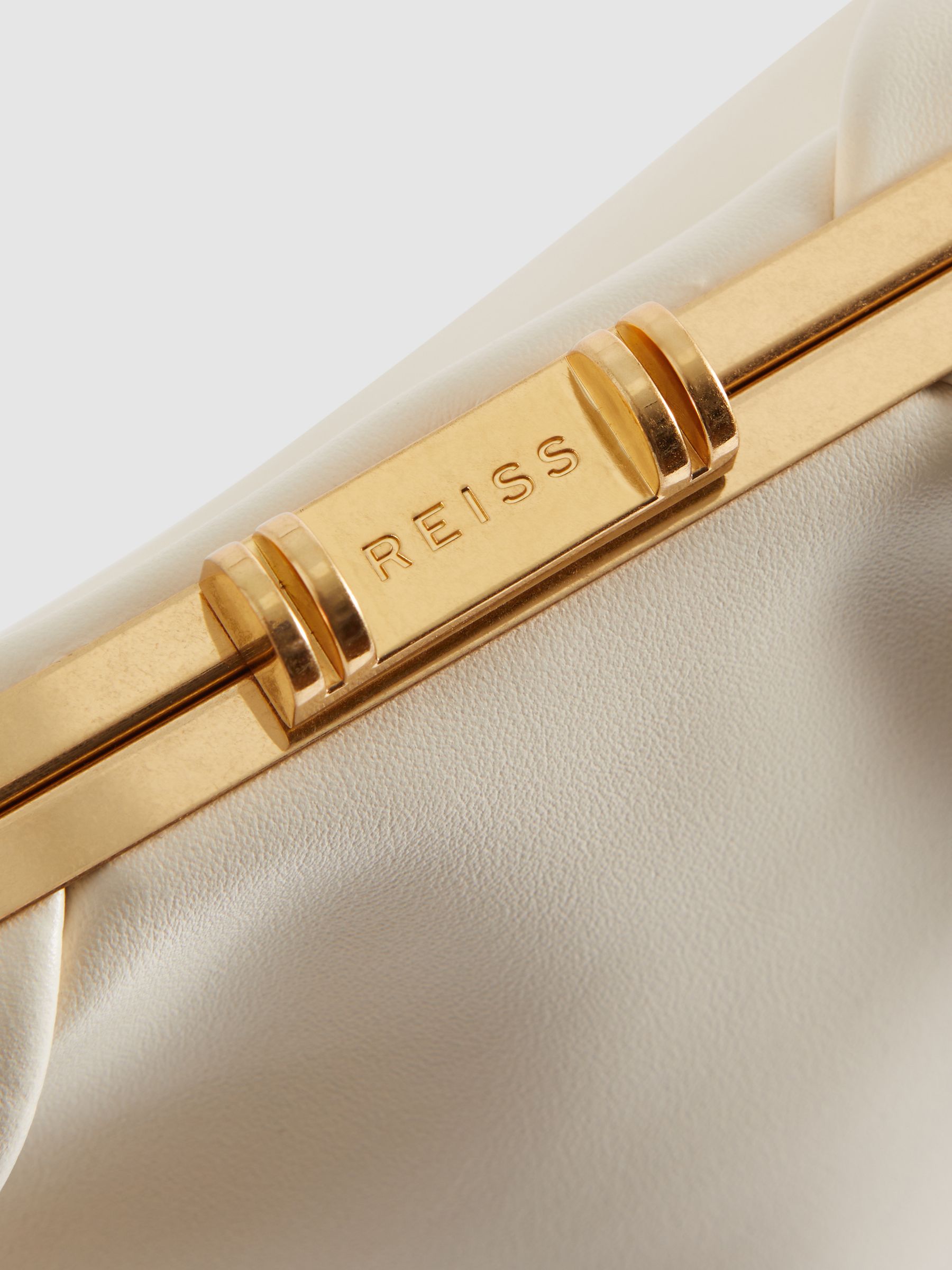 Leren clutch in Off White - Afbeelding 5 van 5