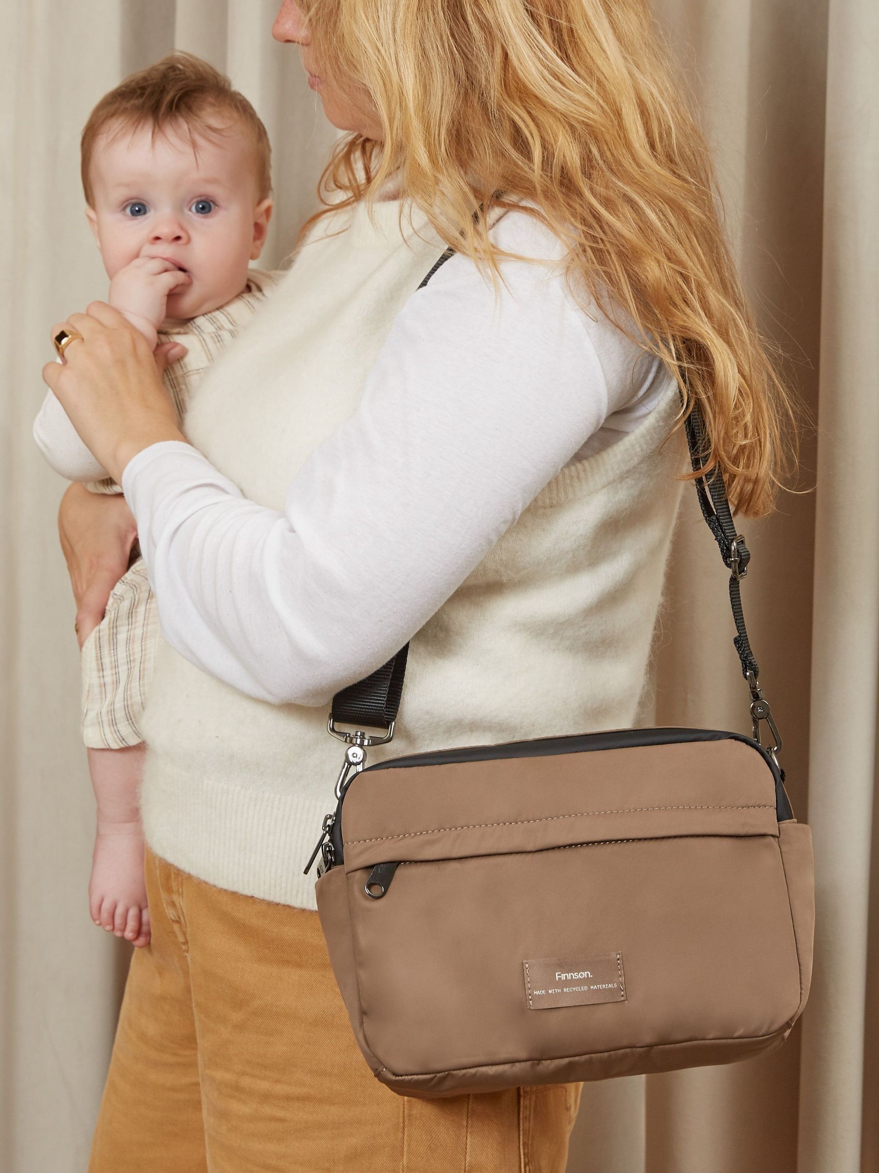 Finnson Mocha Frida Stroller Organiser with Stroller clips - Image 2 of 5 Finnson Mocha Frida Stroller Organiser with Stroller clips - Image 2 of 5