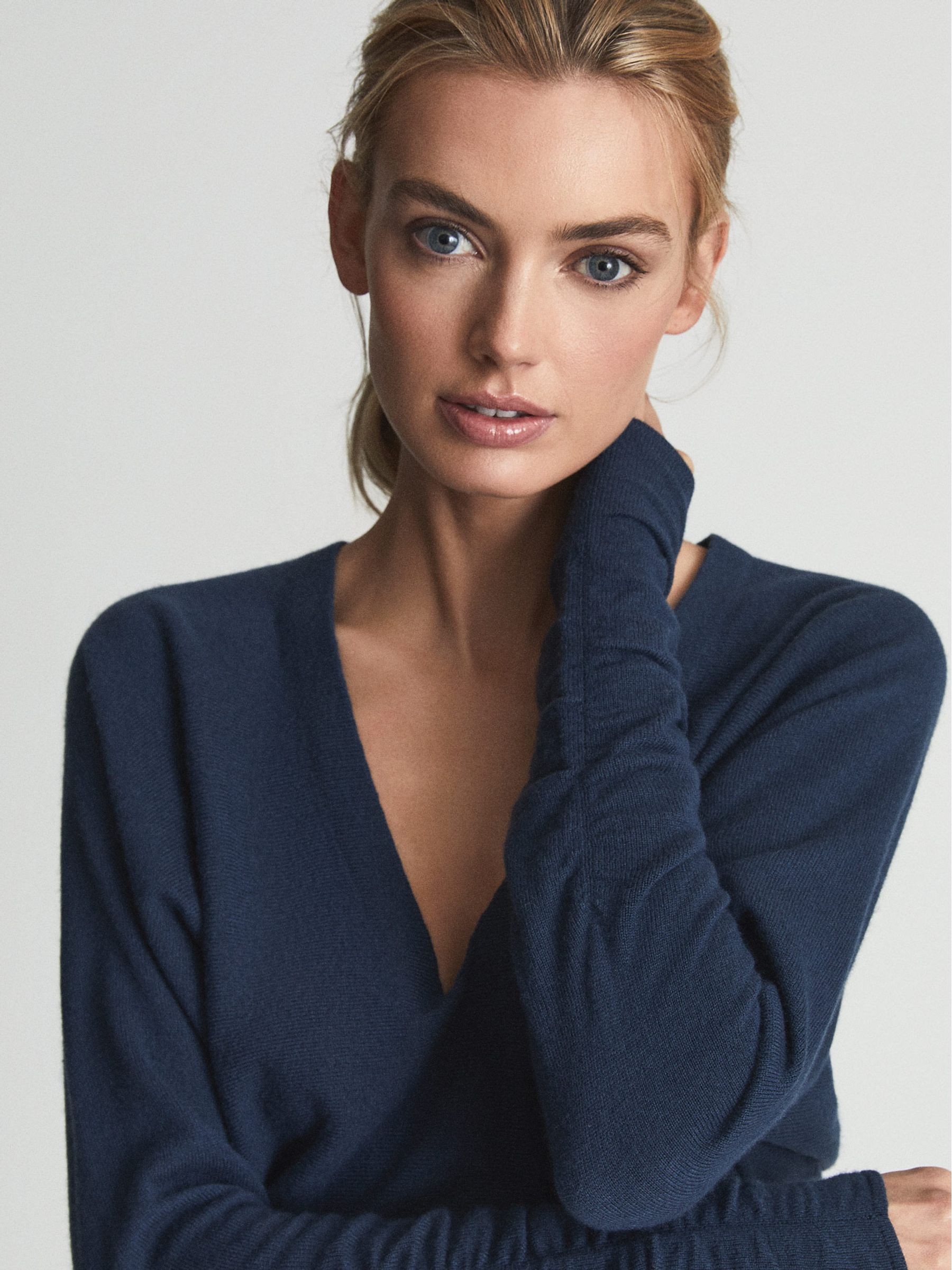 V-Neck Cashmere Blend Jumper in Navy - Image 4 of 6
