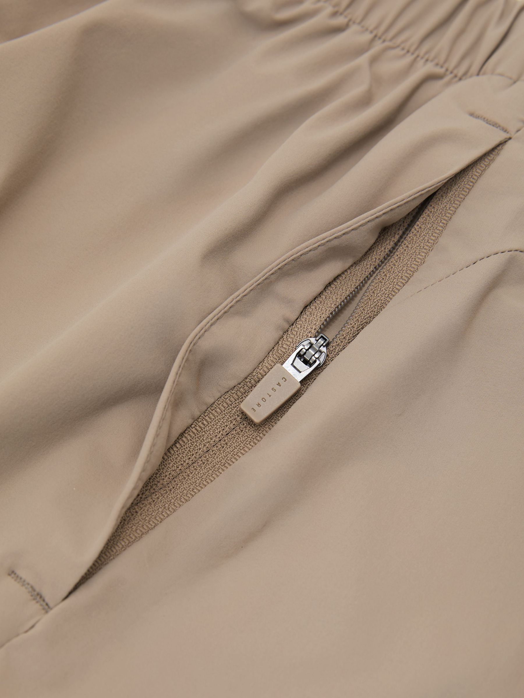Reiss | Castore 5-Inch Training Shorts in Beige - Image 9 de 10