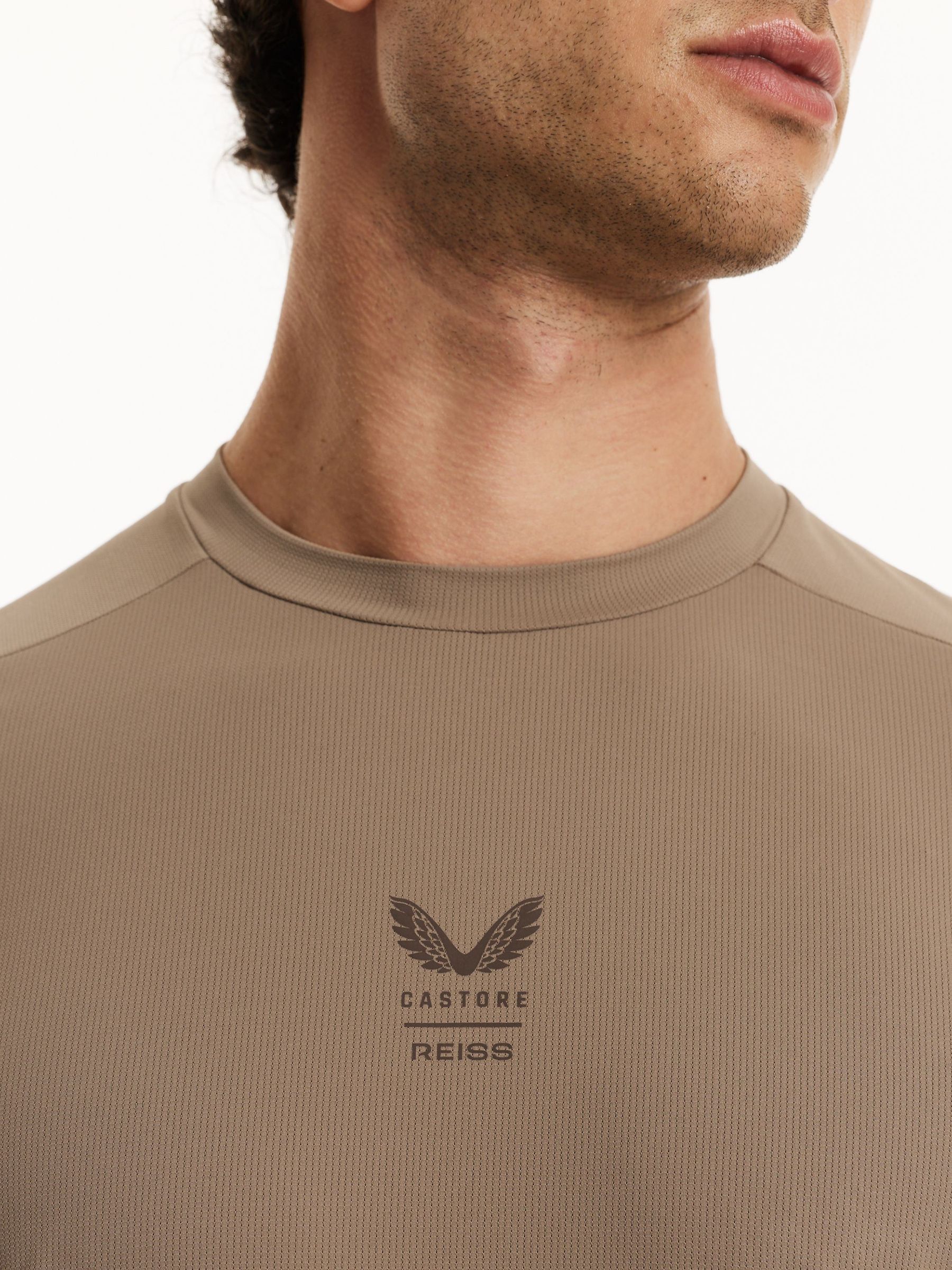 T-shirt Reiss | Castore Performance coupe moderne beige - Image 4 de 9