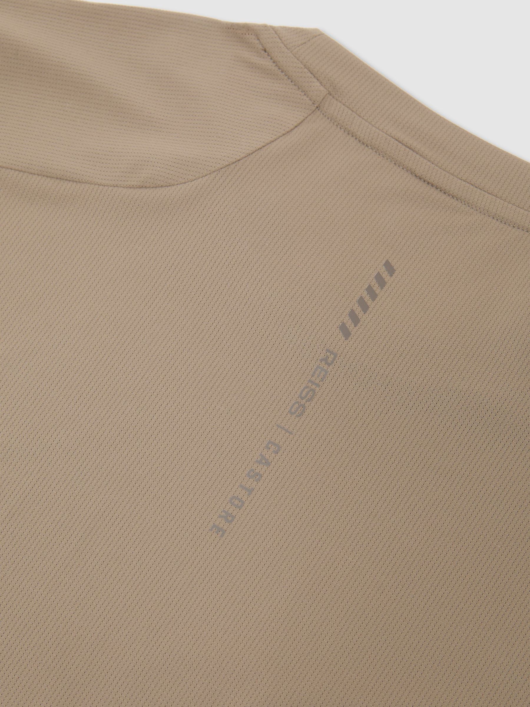 T-shirt Reiss | Castore Performance coupe moderne beige - Image 9 de 9
