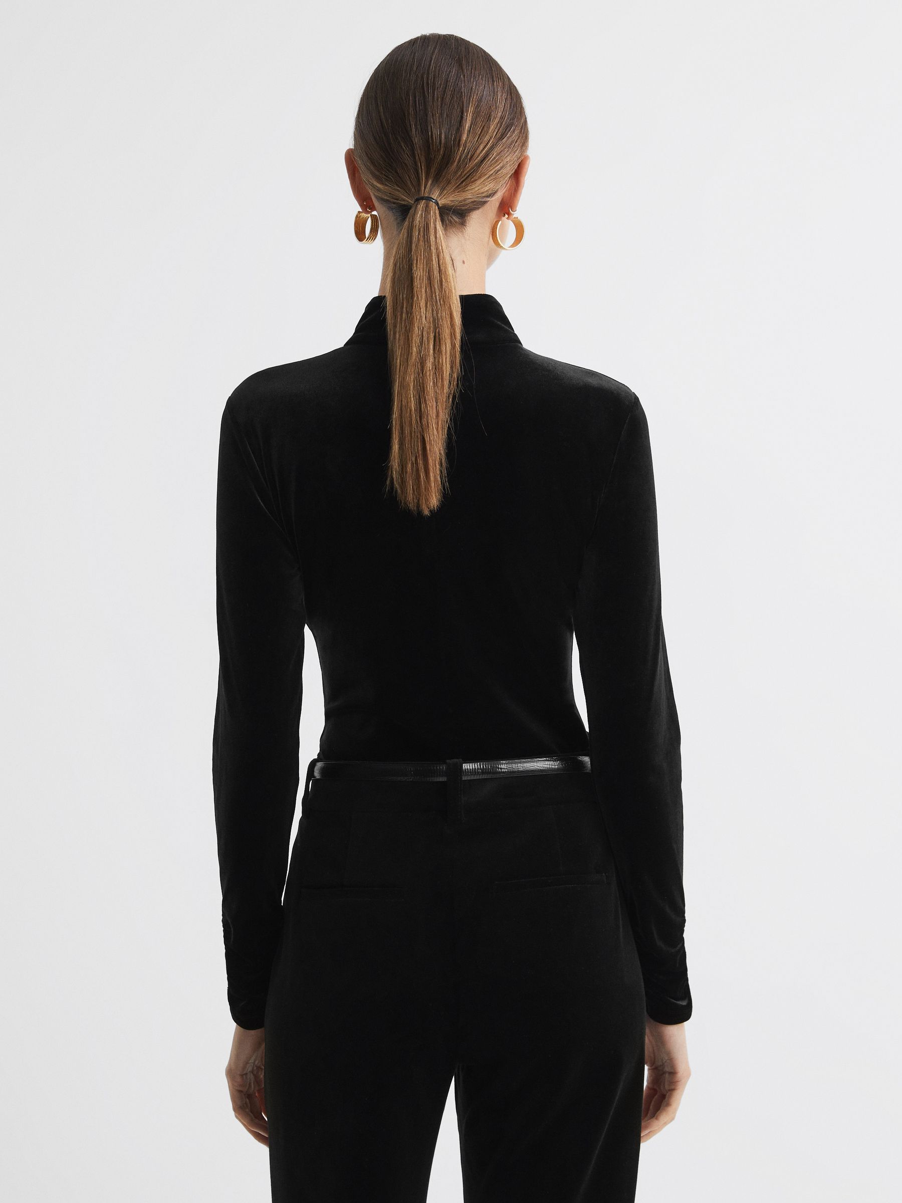 【海外限定】REISSワンピース☆Vinette funnel-neck slim-fit ri Reiss Velvet Funnel Neck Top in Black - REISS