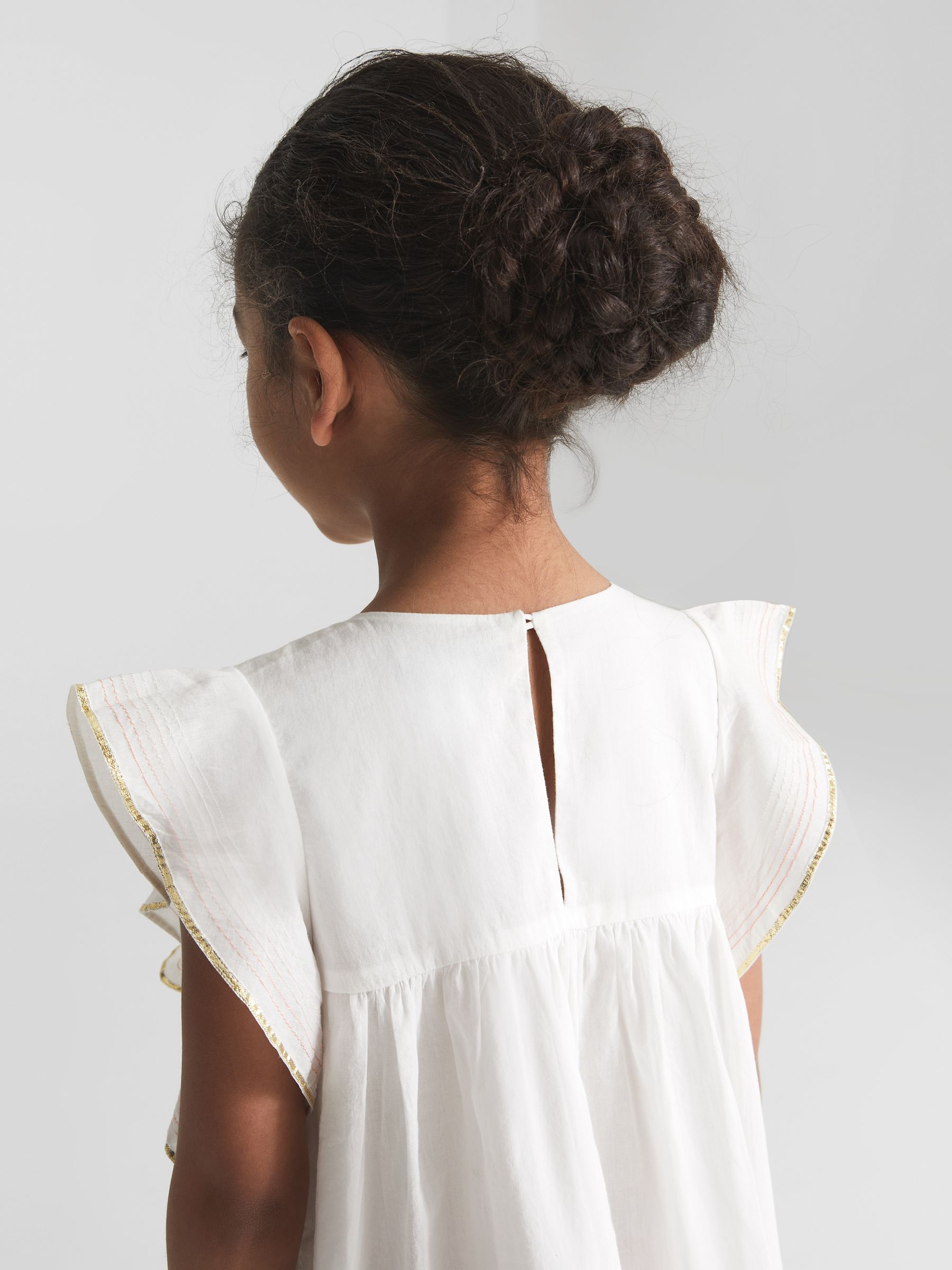 Ruffle Shoulder Dress in White - 圖片 4/7