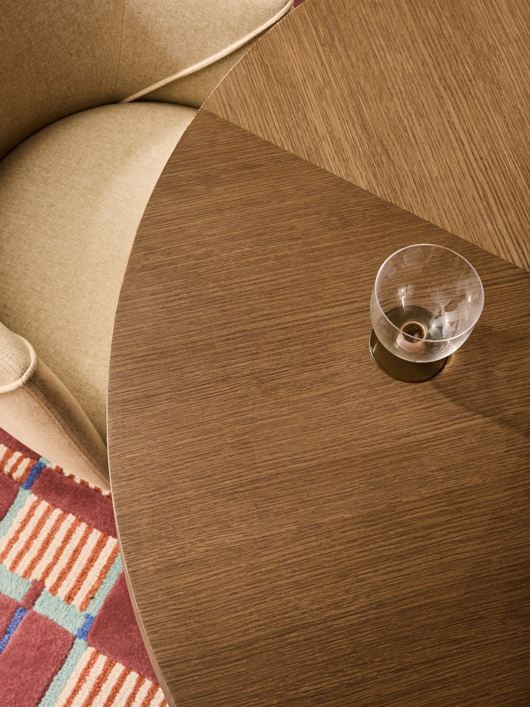 Belgrave Round 4 to 6 Seater Extending Dining Table in Dark Stain Oak - Image 4 of 7