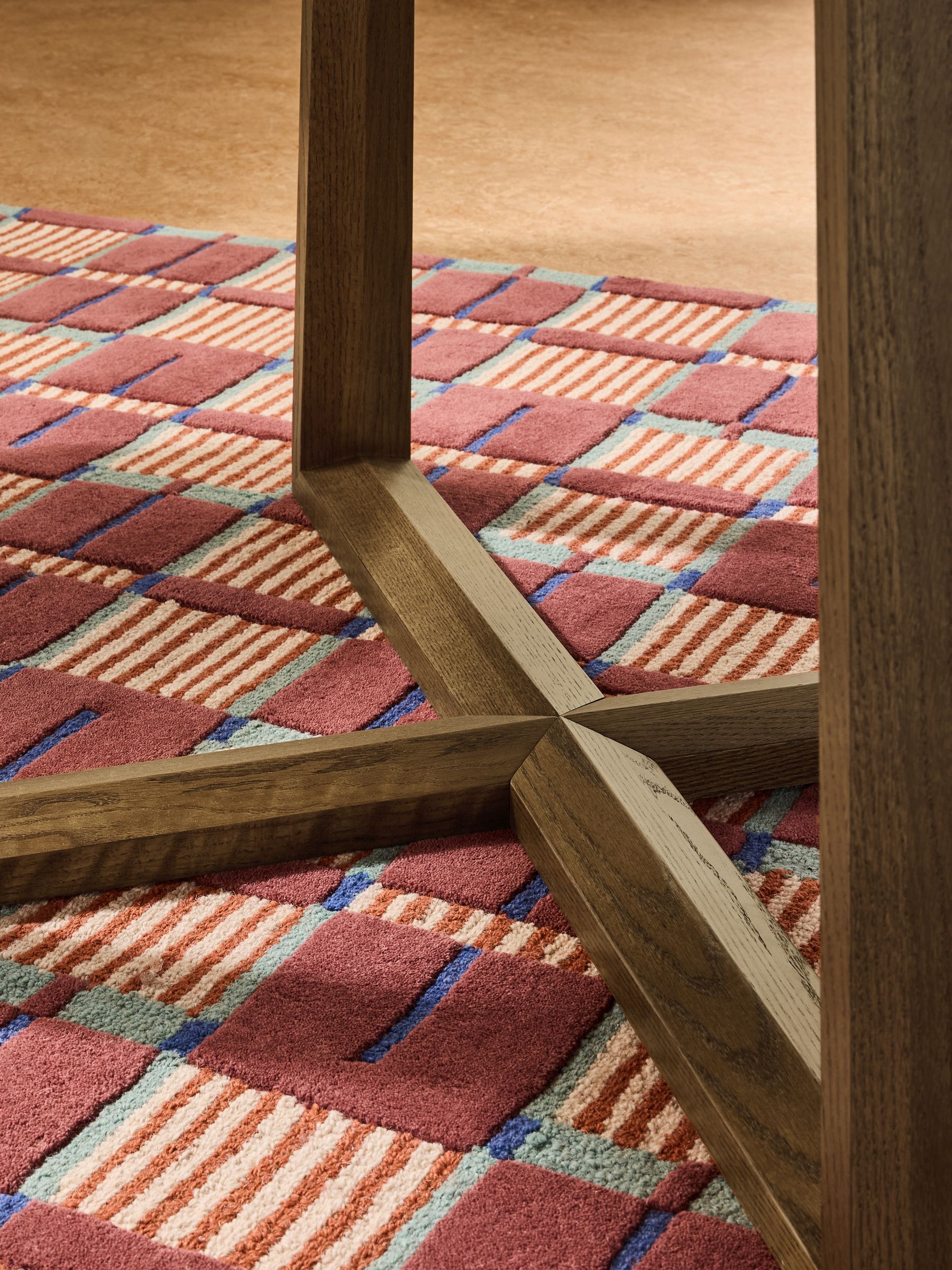 Belgrave Round 4 to 6 Seater Extending Dining Table in Dark Stain Oak - Image 5 of 7