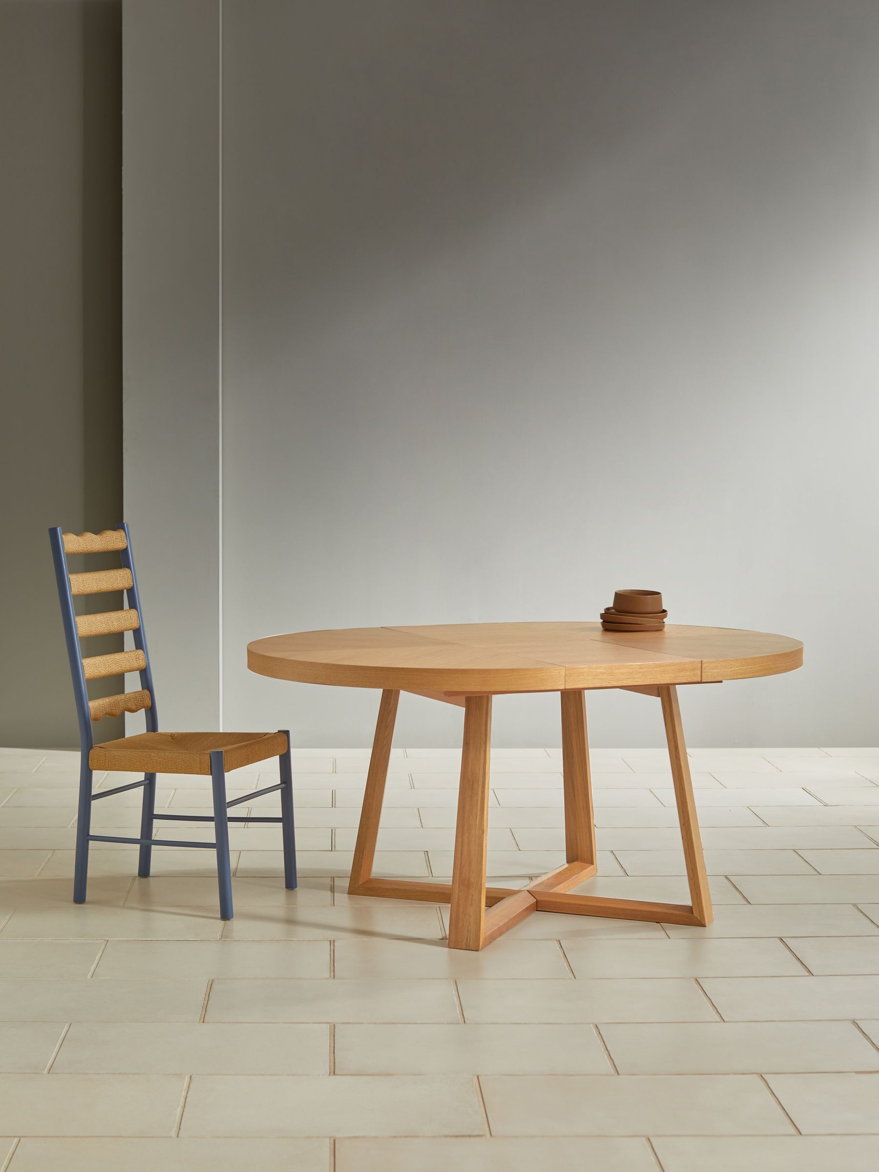 Belgrave Round 4 to 6 Seater Extending Dining Table in Oak - Image 3 of 5