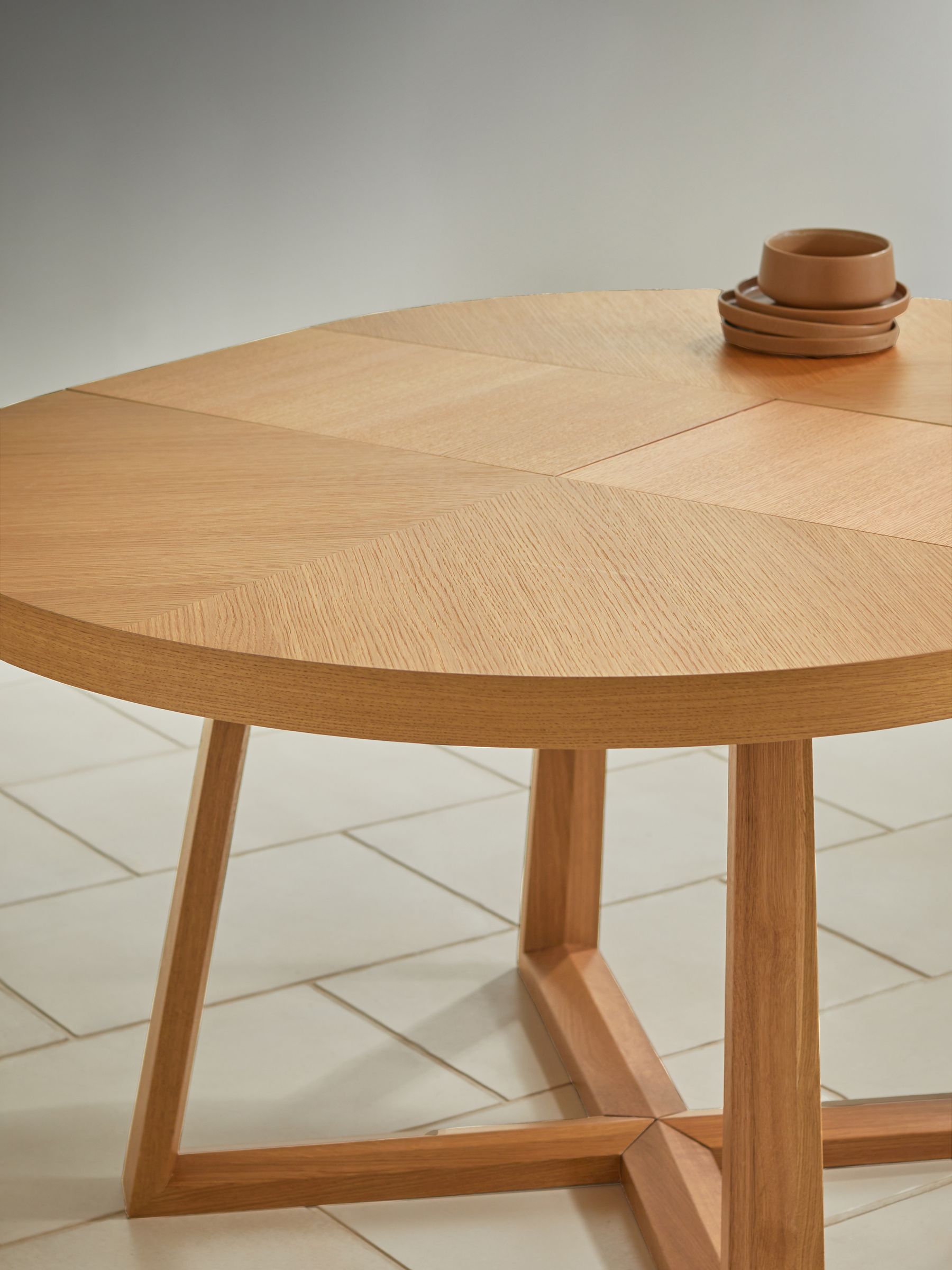 Belgrave Round 4 to 6 Seater Extending Dining Table in Oak - Image 4 of 5