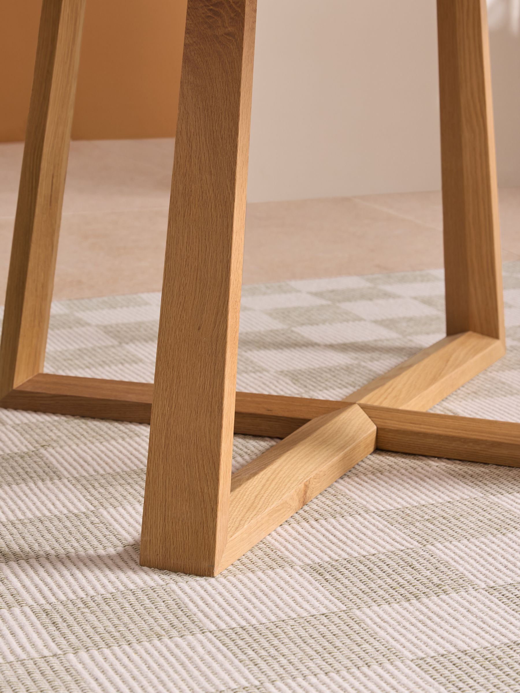 Belgrave Round 4 to 6 Seater Extending Dining Table in Oak - Image 7 of 7