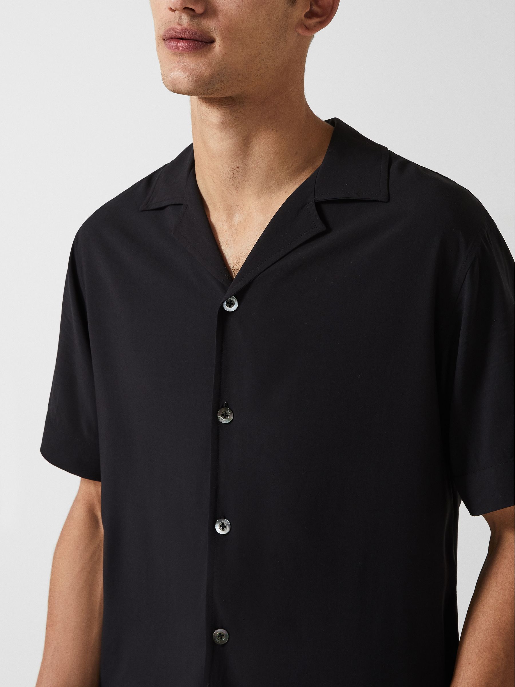 Che Contrast Cuff Cuban Collar Shirt in Black - Image 4 of 7