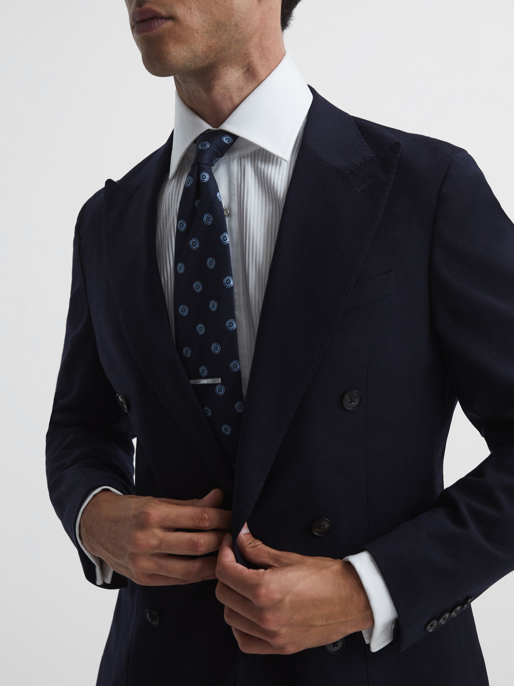 فضي - دبوس رابطة عنق حجر Ardley من Reiss - صورة 2 من 4 فضي - دبوس رابطة عنق حجر Ardley من Reiss - صورة 2 من 4
