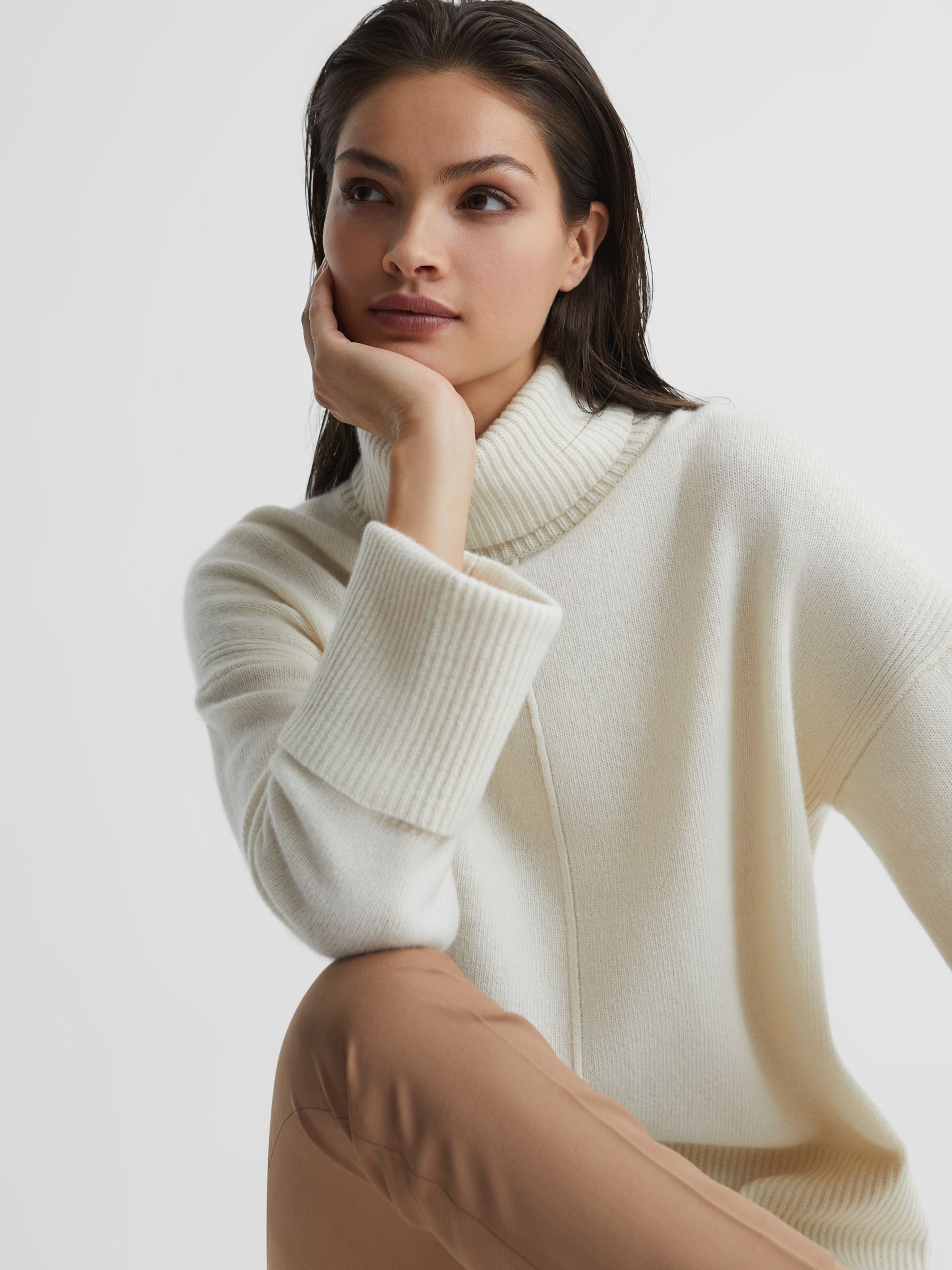 Casual Wool-Cashmere Roll Neck Jumper in Cream - Image 7 of 7