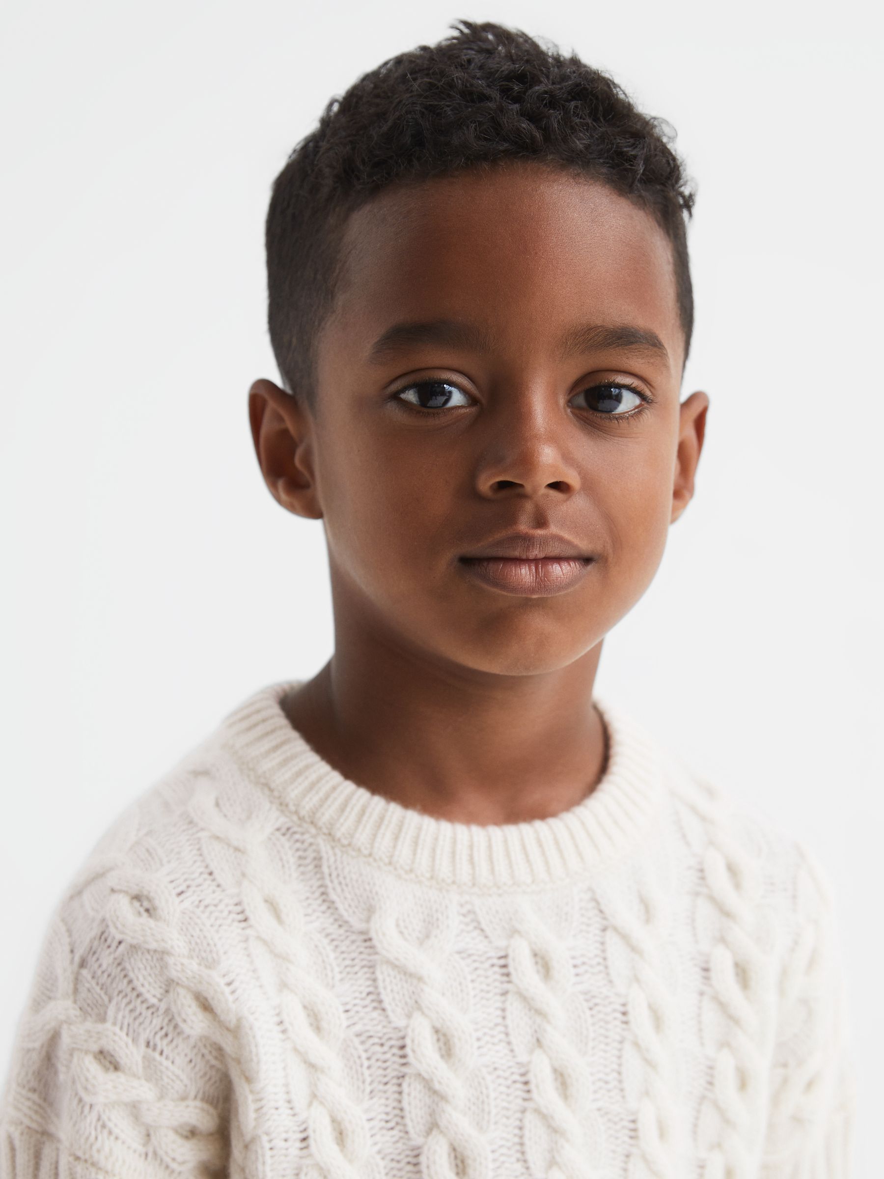 Senior Cashmere Crew Neck Cable Knit Jumper in Ecru - 圖片 1/7