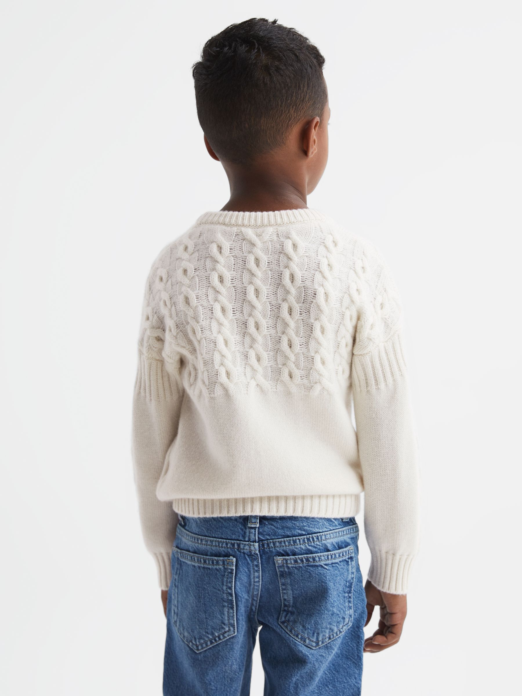 Senior Cashmere Crew Neck Cable Knit Jumper in Ecru - 圖片 5/7