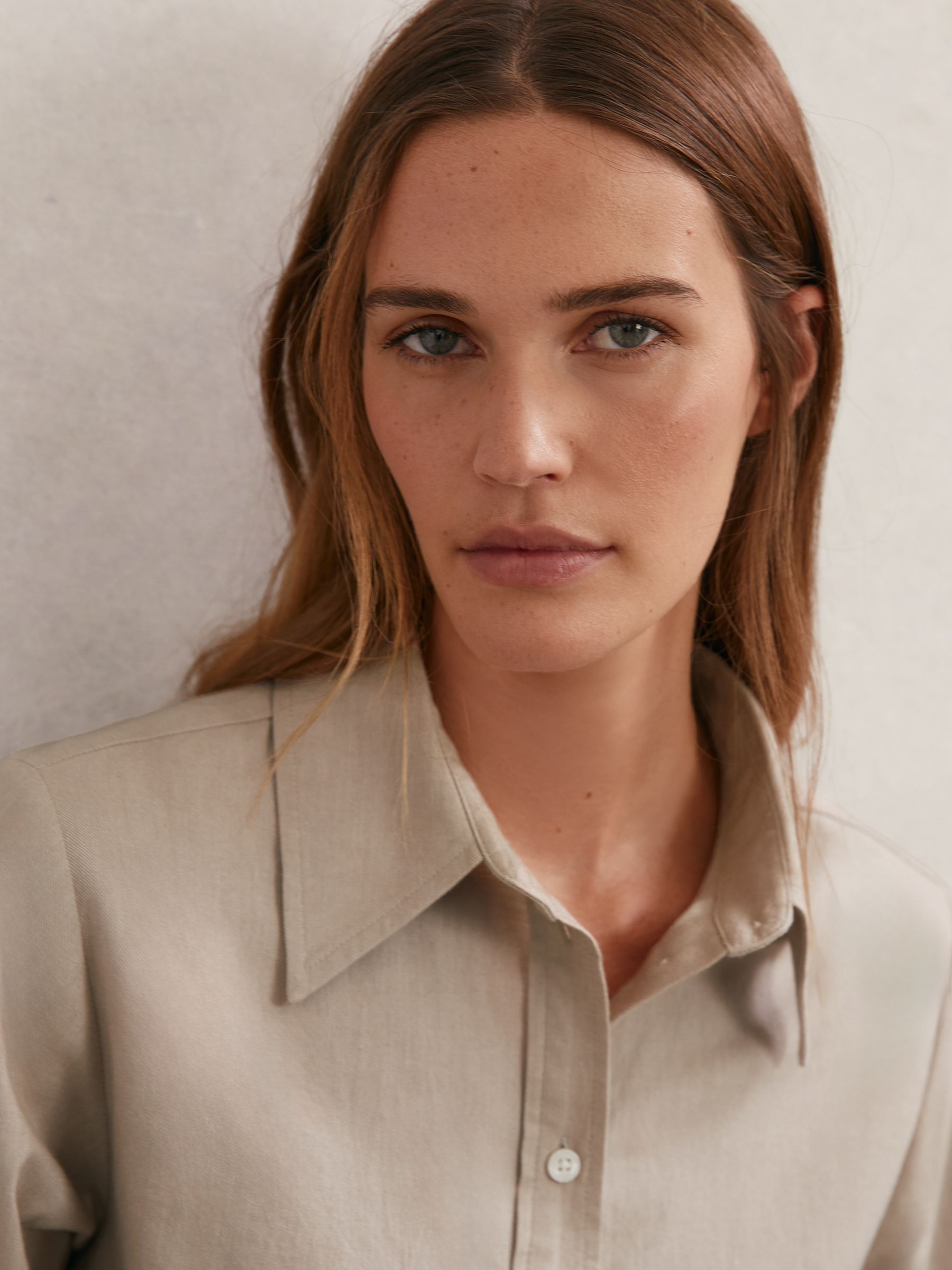 قميص ضيق وقصير من القطن والصوف بلون محايد - صورة 3 من 6