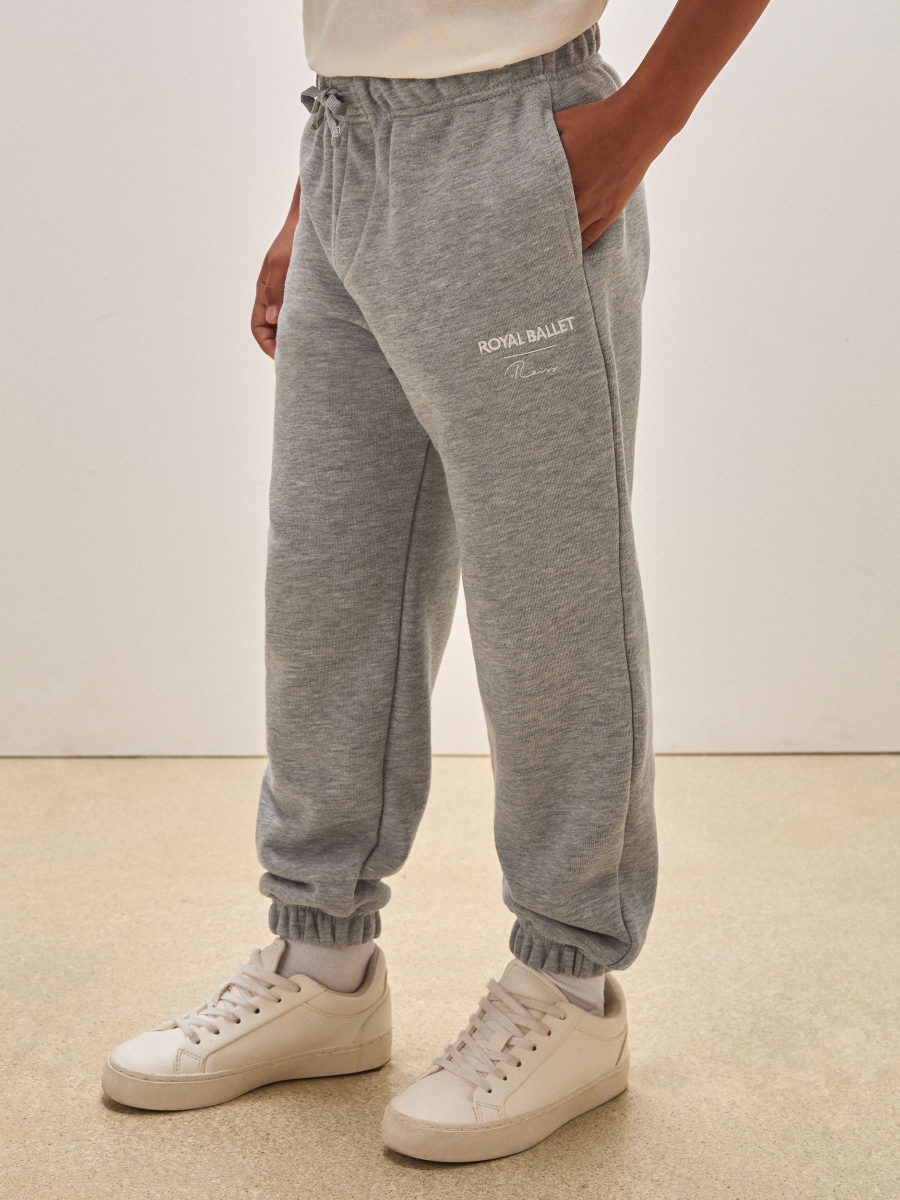 3-9 let Reiss | Unisex Jogger kalhoty s manžetami Royal Ballet v šedé melanžové barvě - Obrázek 3 z 5