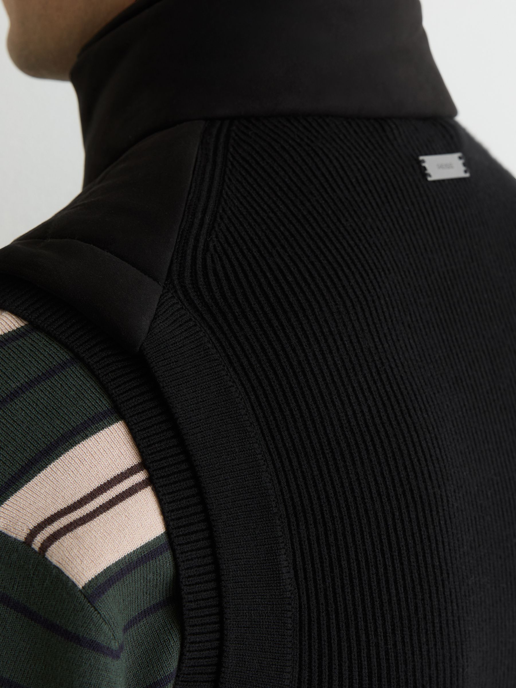 Funnel-Neck Quilted Gilet in Black - Image 4 de 6