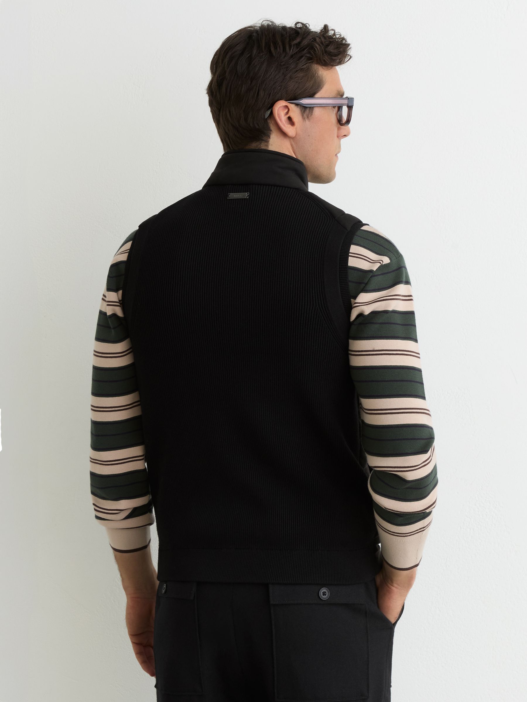 Funnel-Neck Quilted Gilet in Black - Image 5 de 6