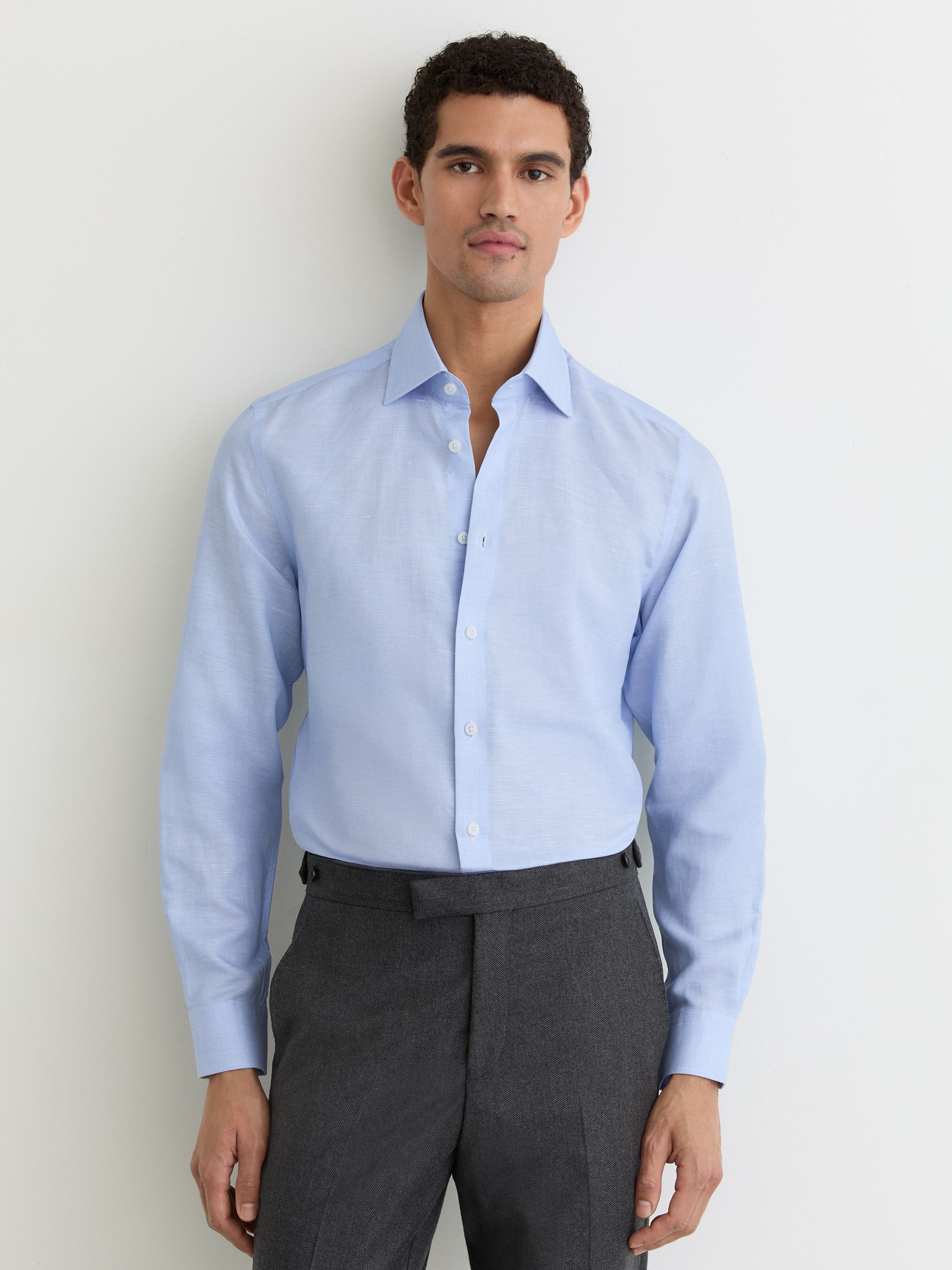 Lyocell-Linen Button-Through Shirt Regular-Fit in Soft Blue - Image 1 de 8 Lyocell-Linen Button-Through Shirt Regular-Fit in Soft Blue - Image 1 de 8