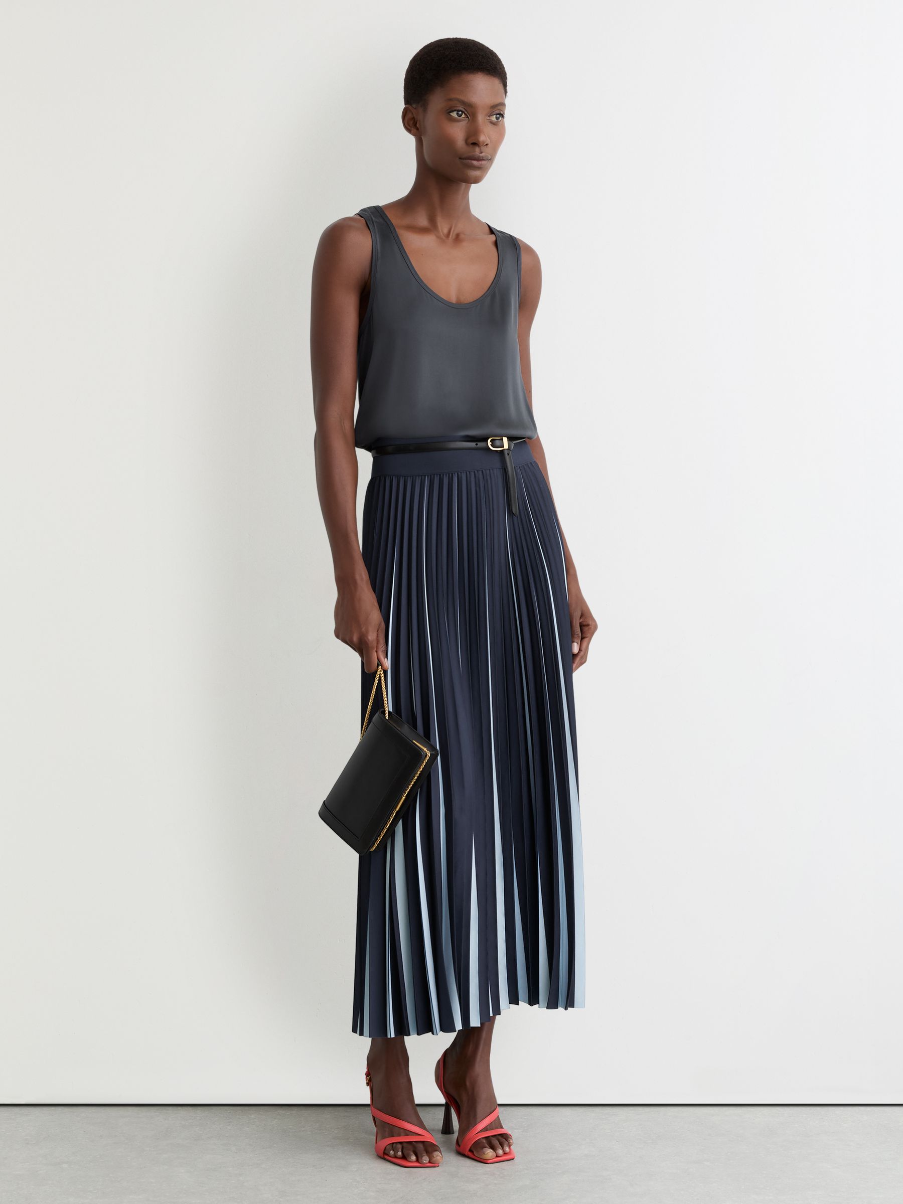 رداء علوي بحمّالات من قماش حرير من الأمام Ruby من Reiss - صورة 4 من 6