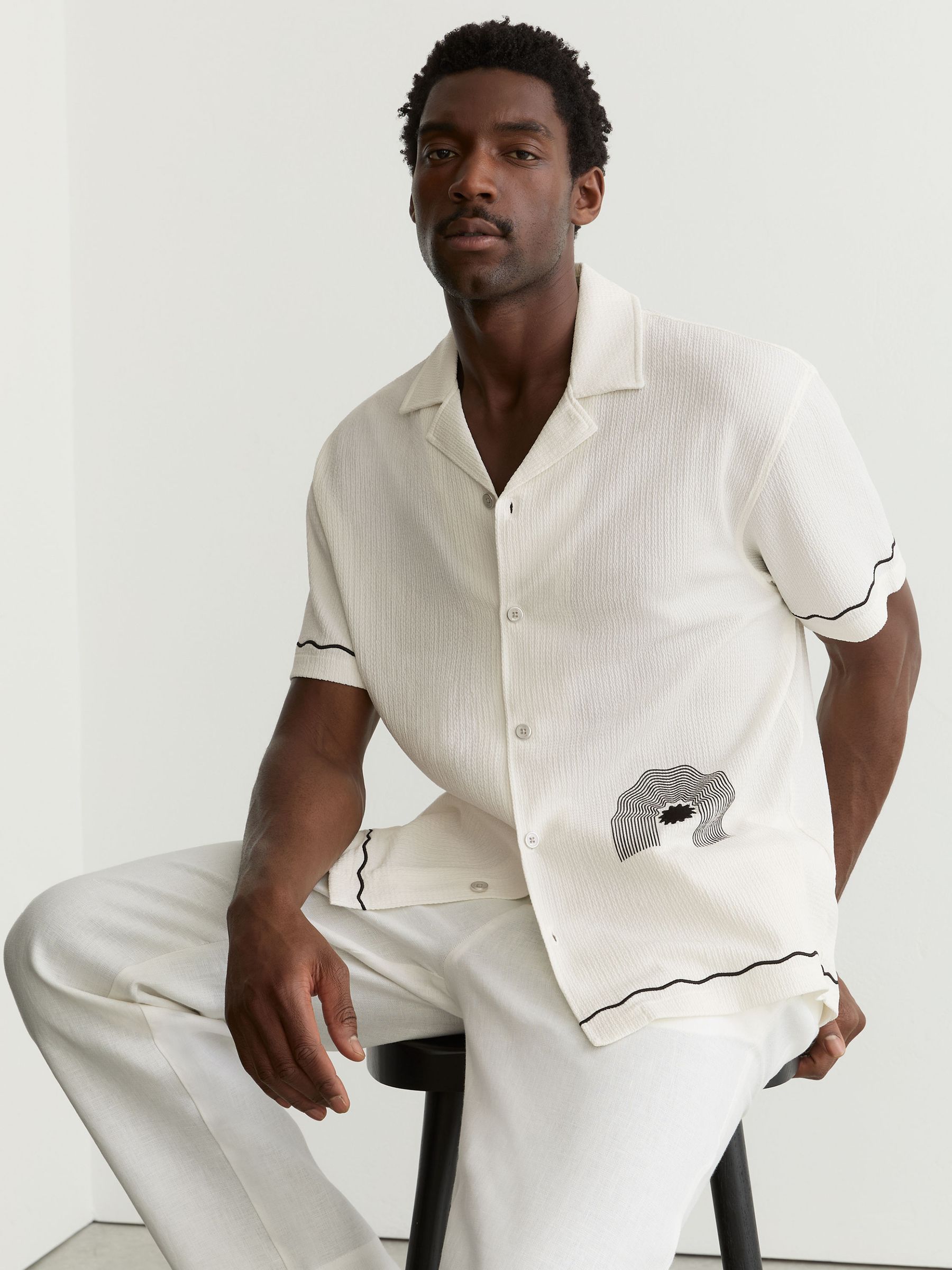 Textured Motif-Print Cuban-Collar Shirt in White - image 3