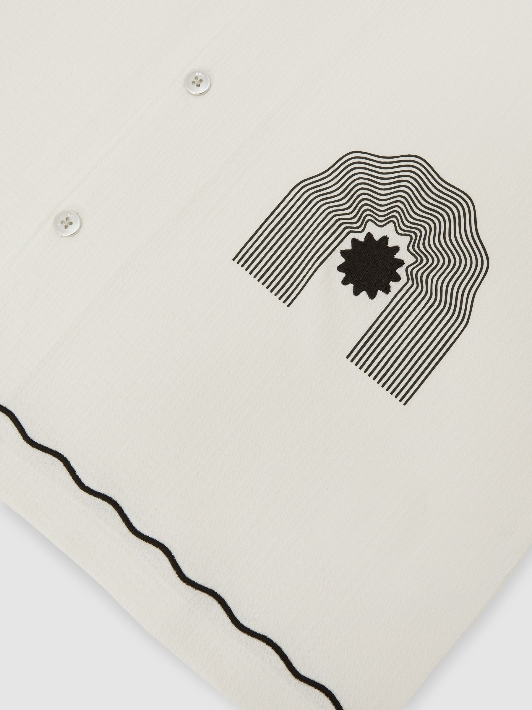 Textured Motif-Print Cuban-Collar Shirt in White - Image 7 of 7