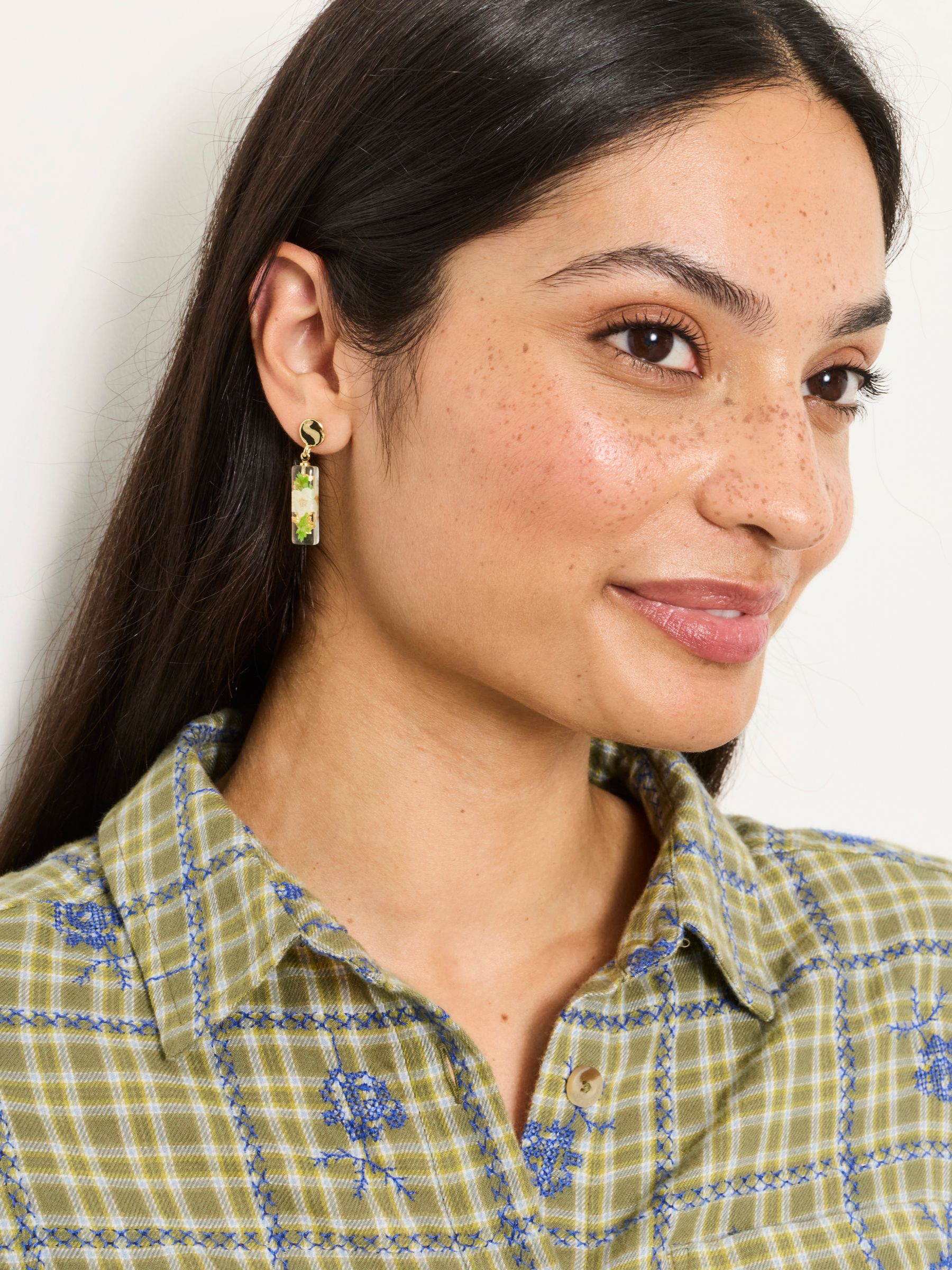 Green Resin Flower Drop Earrings - Image 3 of 4