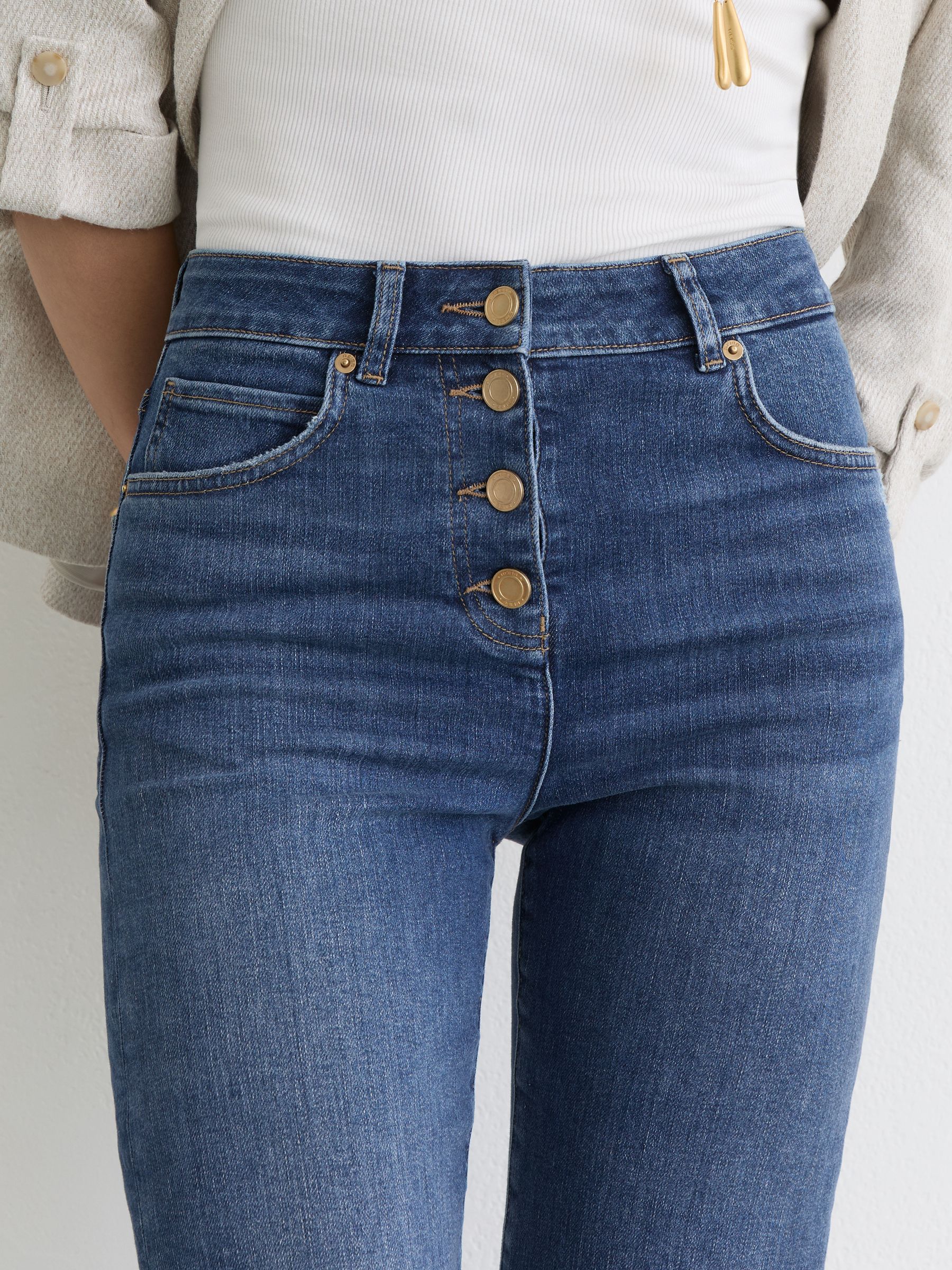 Straight-Leg Cropped Jeans in Mid Blue - Image 3 of 7
