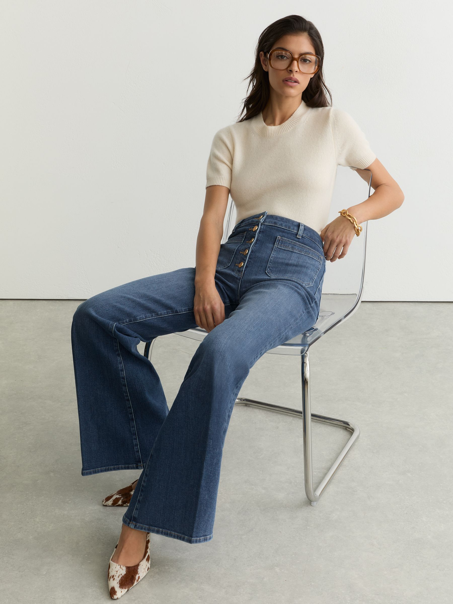 Twin-Pocket Button Flared Jeans in Mid Blue - Image 4 of 7