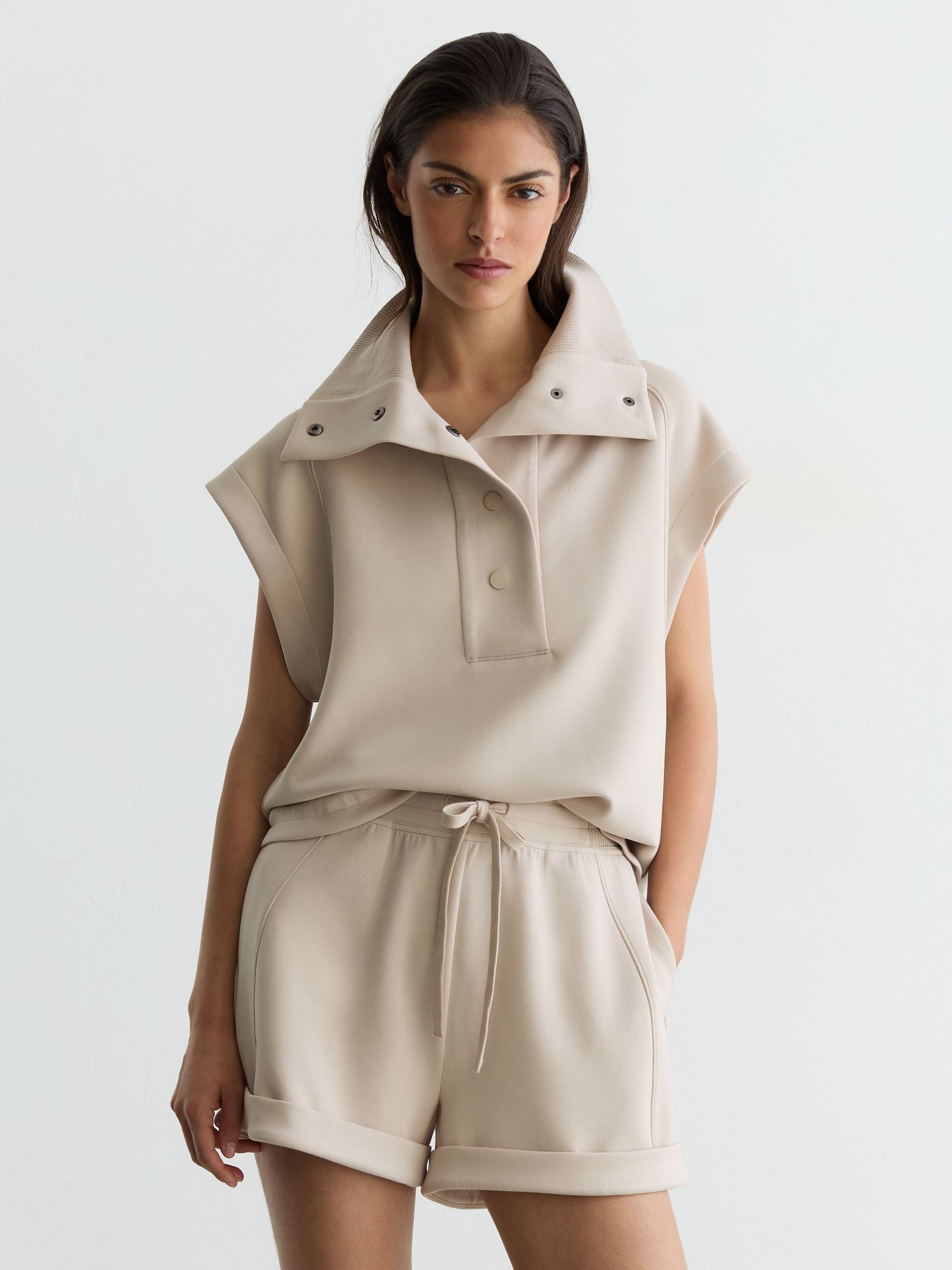 Premium Interlock Sleeveless Collared Top in Neutral - Billede 1 af 6