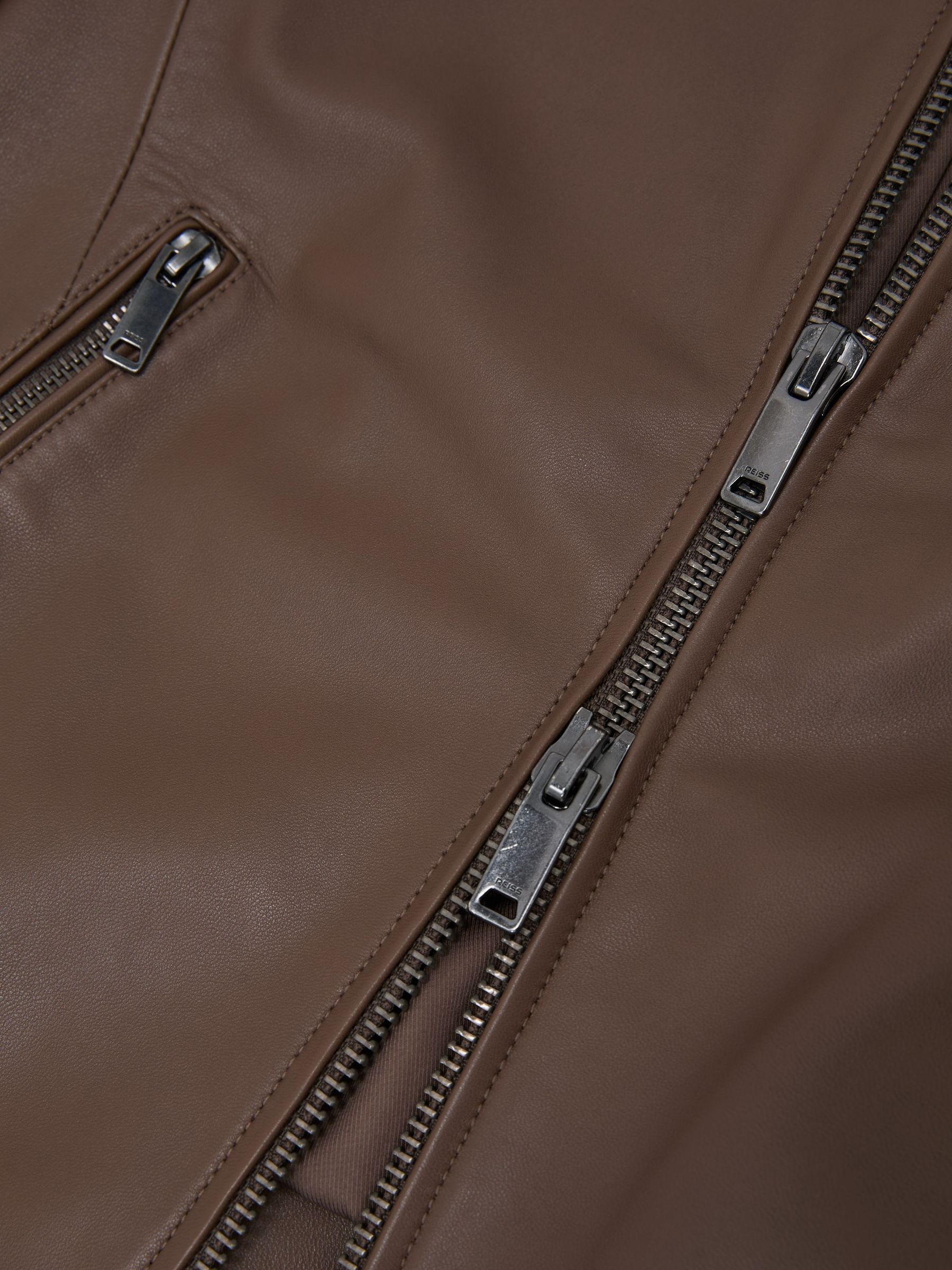 سترة جلد دون ياقة موديل Biker بلون تاوب محايد - صورة 5 من 5