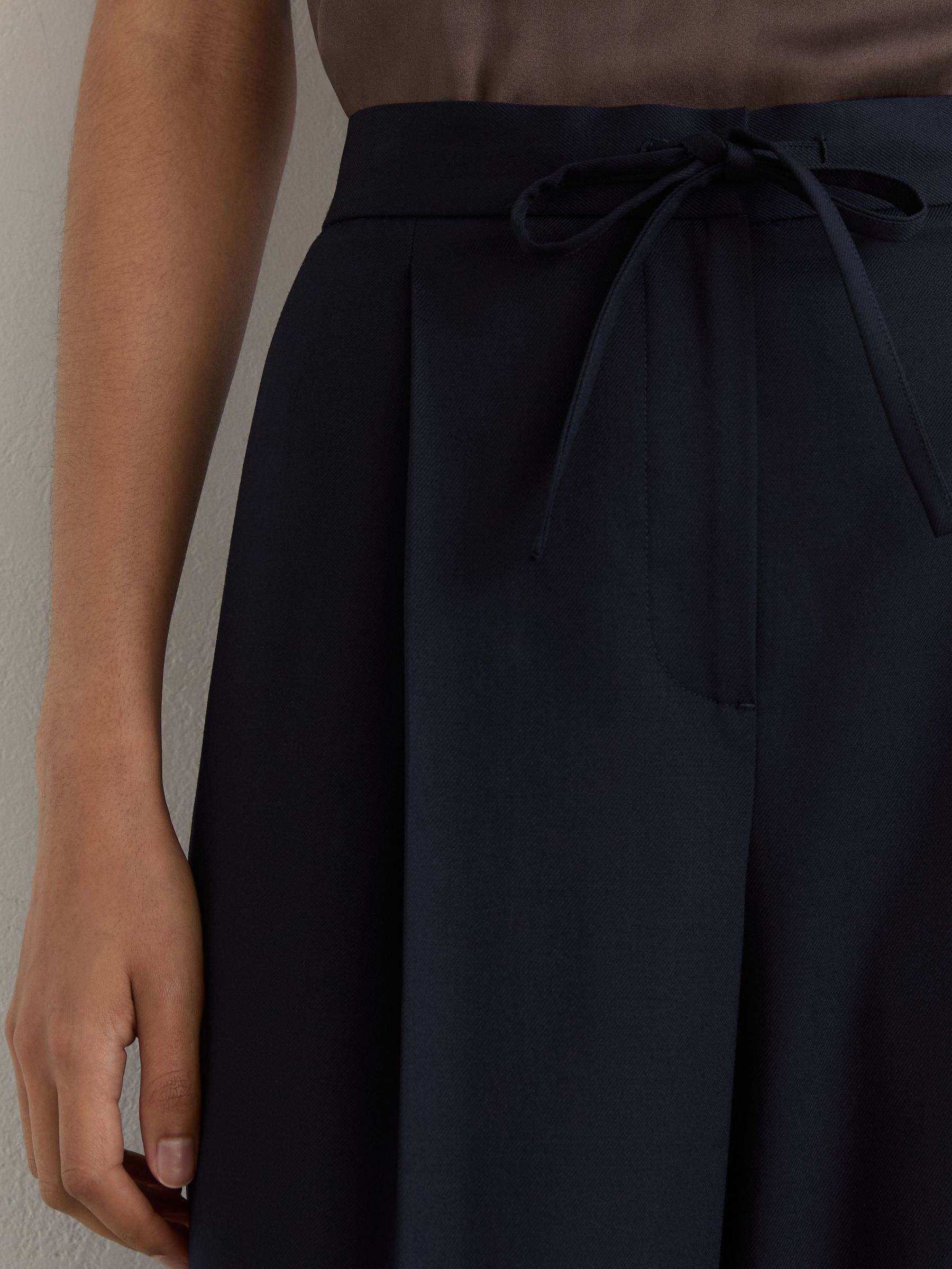 Wool-Blend Drawstring Wide-Leg Suit Trousers in Navy - Image 4 of 6