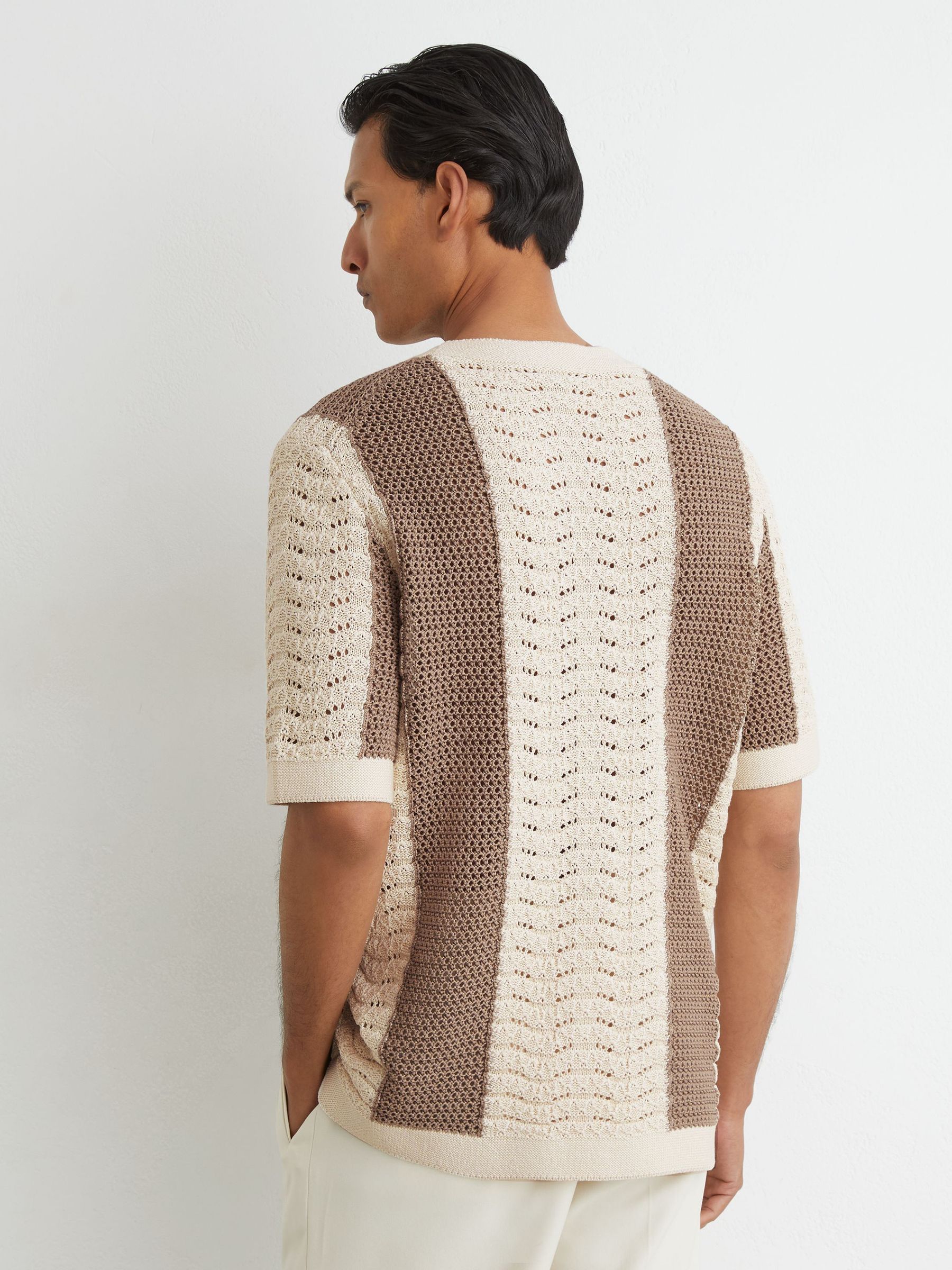 Cotton Crochet-Knit Striped T-Shirt in Camel/Off White - Billede 5 af 6
