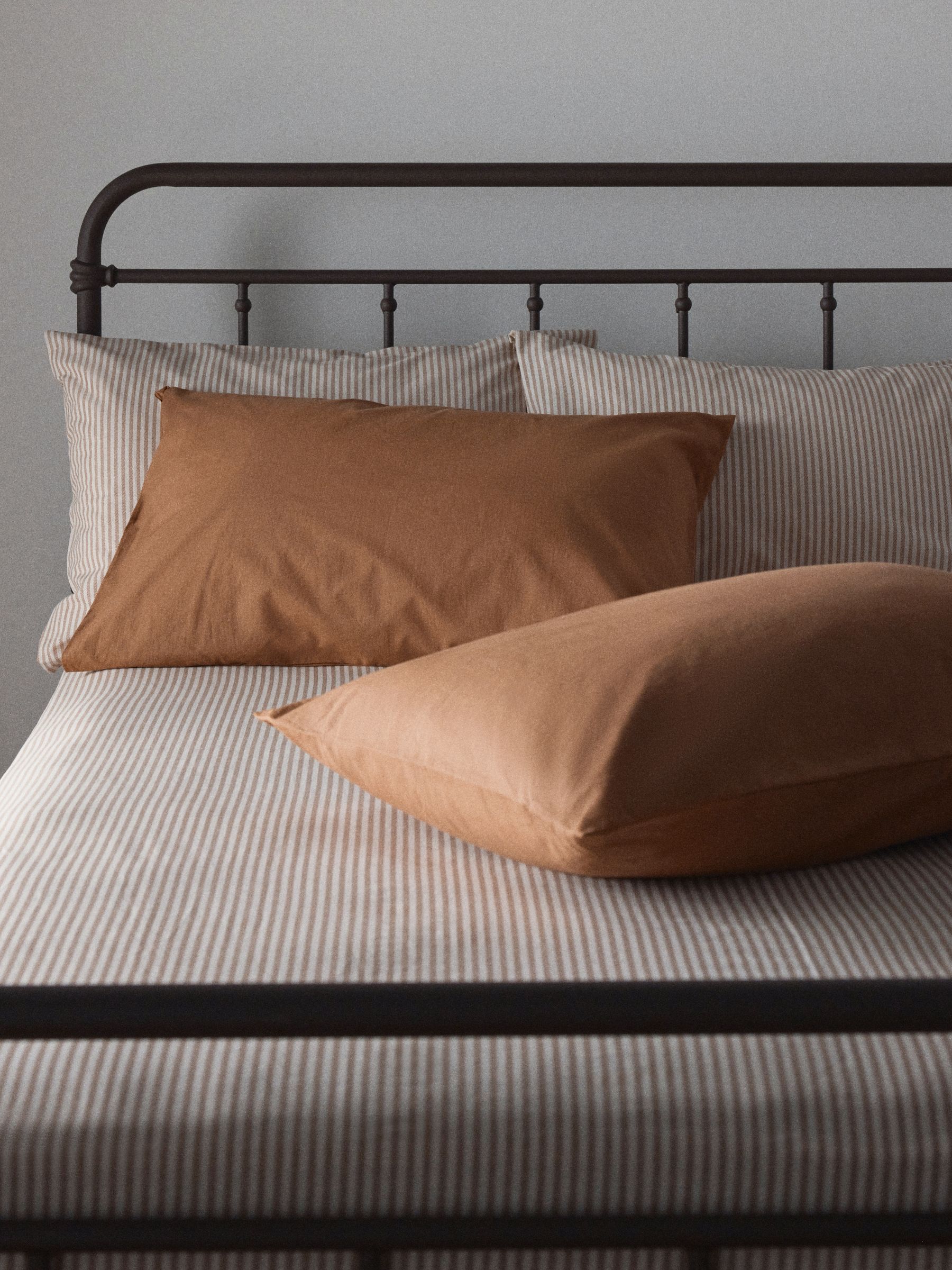 The Set Set of 2 Caramel/Stripe Pillowcase and Fitted Sheet | Made