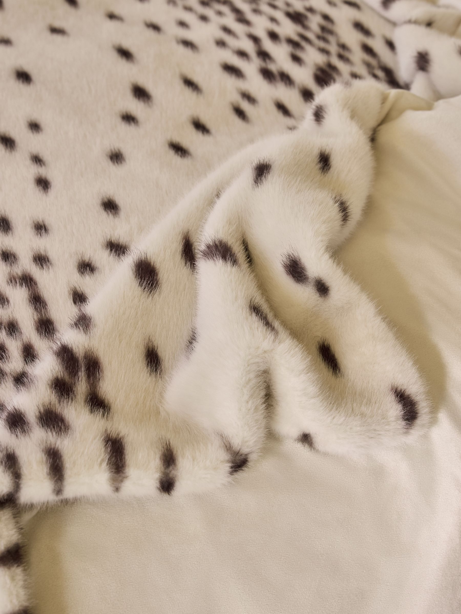 Poodle & Blonde Cream Tottenham Dalmation Spot Faux Fur Throw - Image 4 of 7