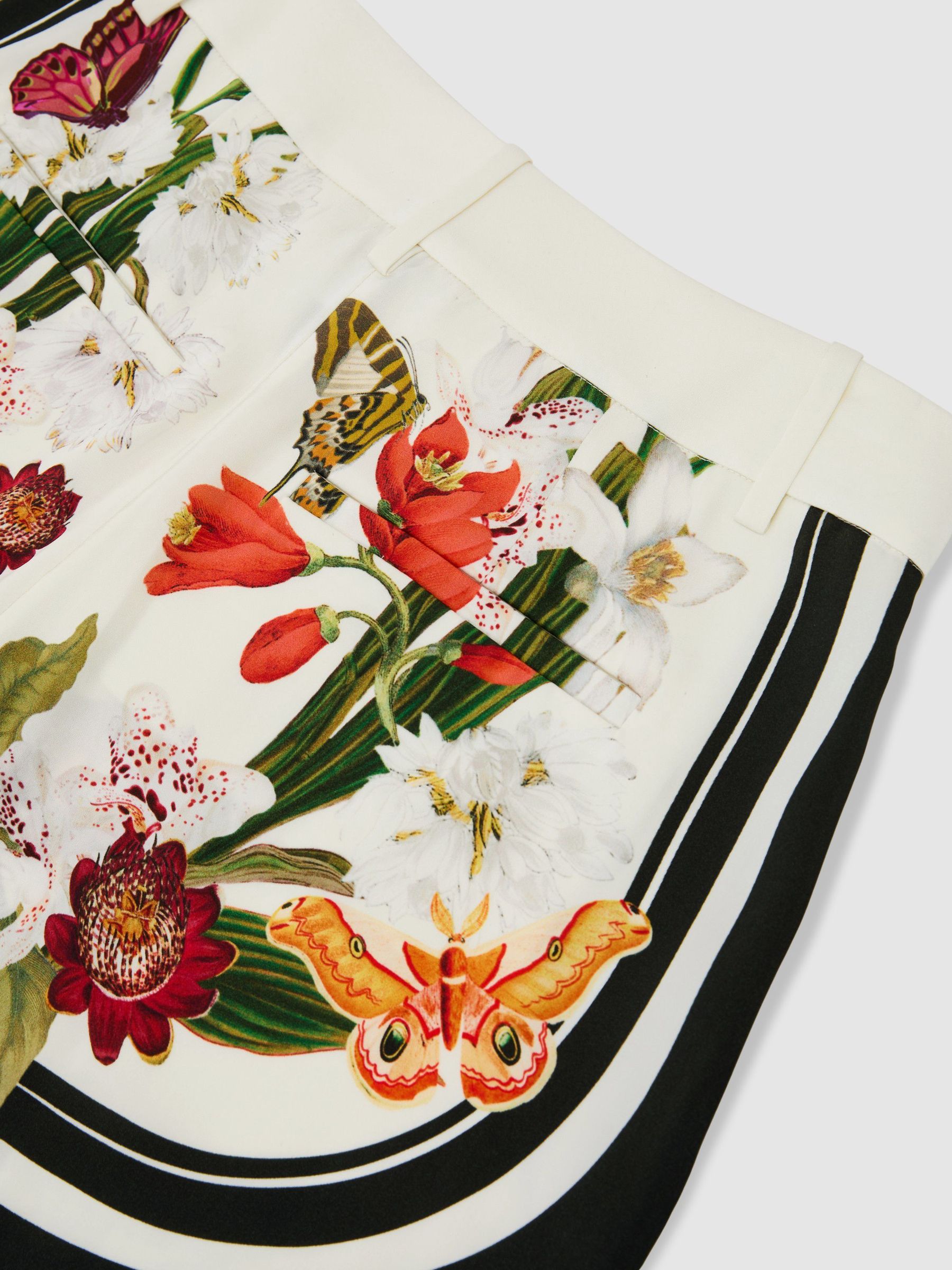 Reiss | NYBG Scarf-Print Shorts in Ivory/Black - Image 6 of 6
