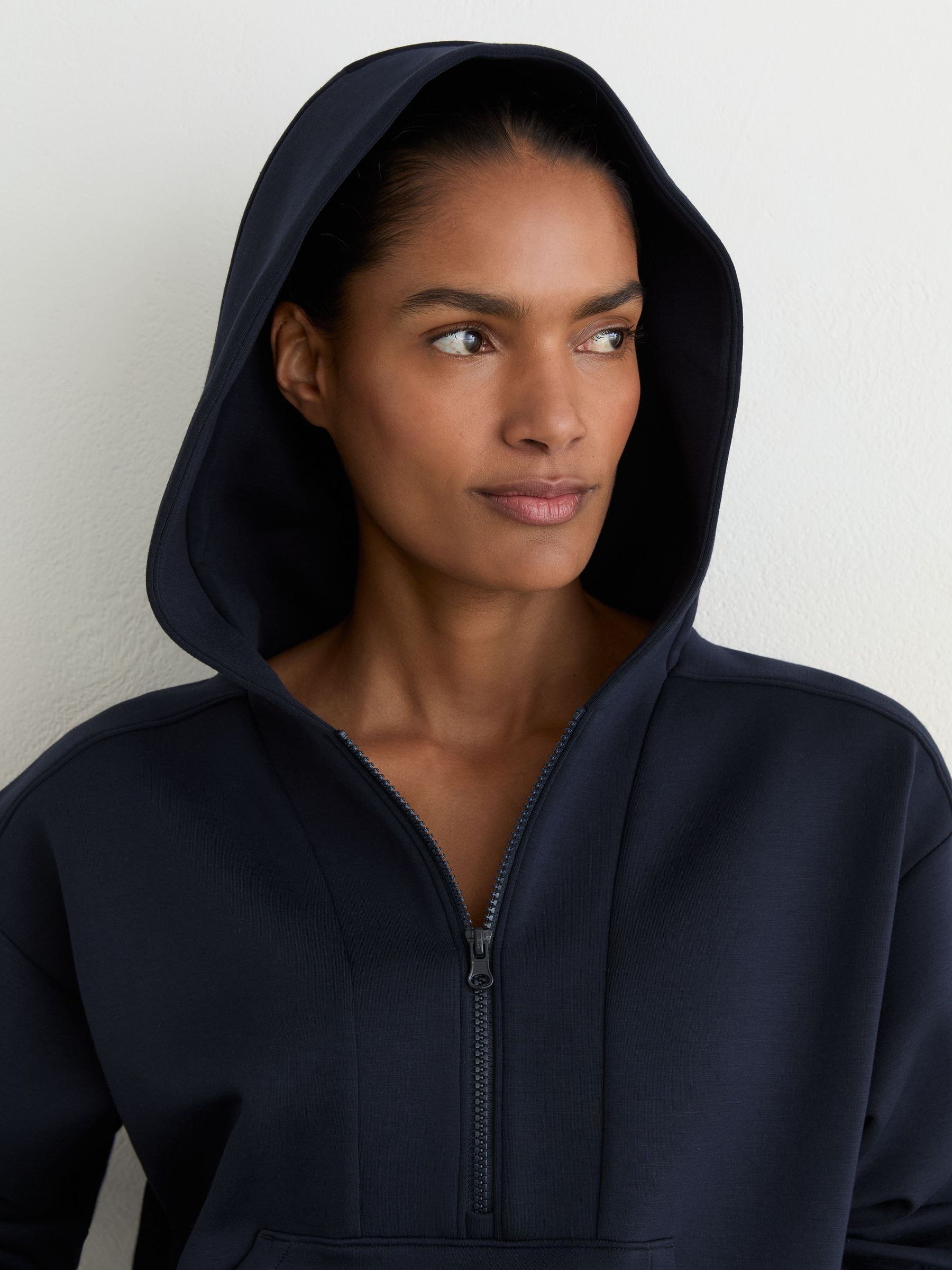 Premium Interlock Half-Zip Hoodie in Navy - Bild 4 von 6