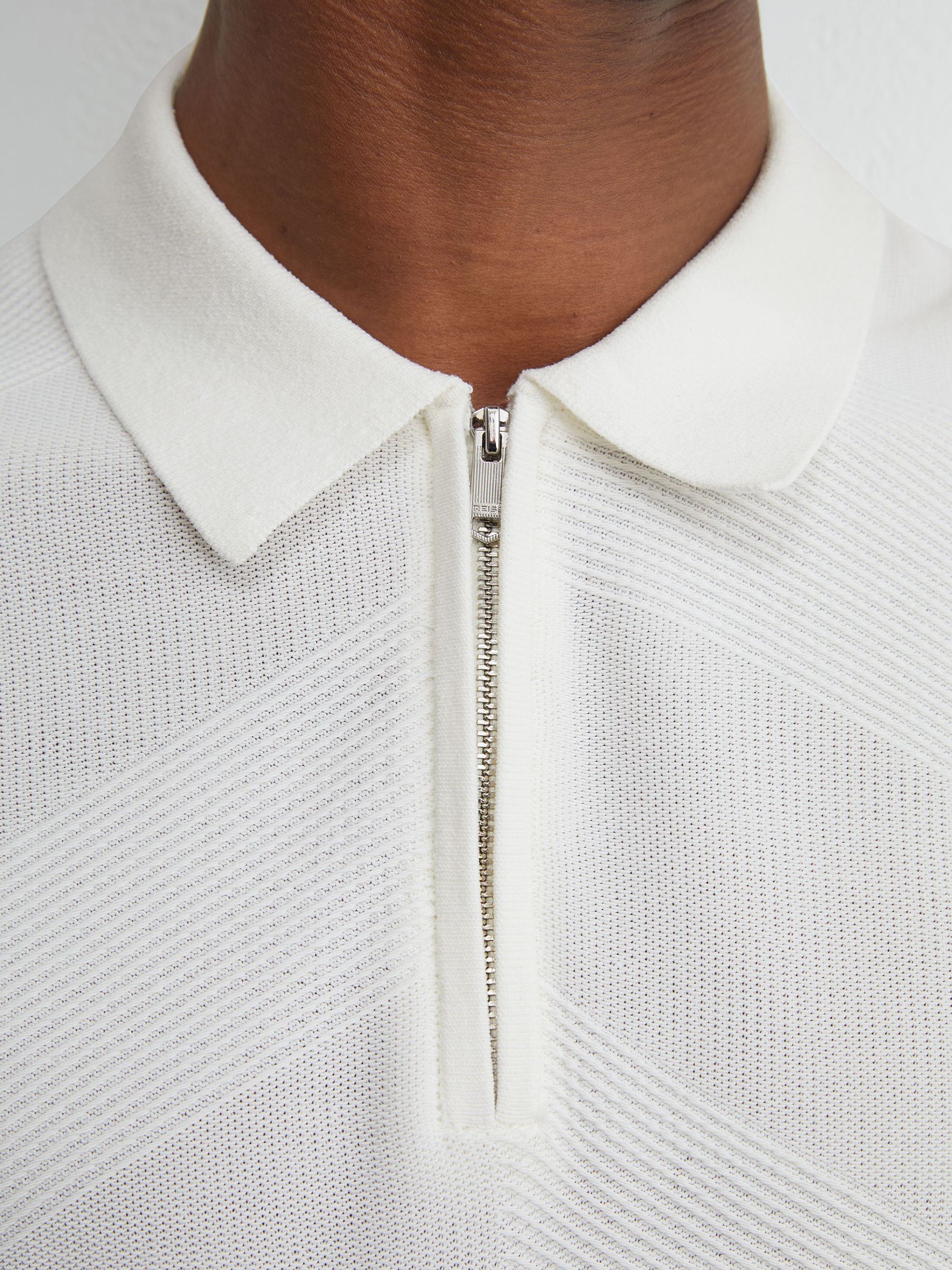 Bílé polo tričko s polovičními zipem z bavlněné směsi Chevron-Knit - Obrázek 4 z 7