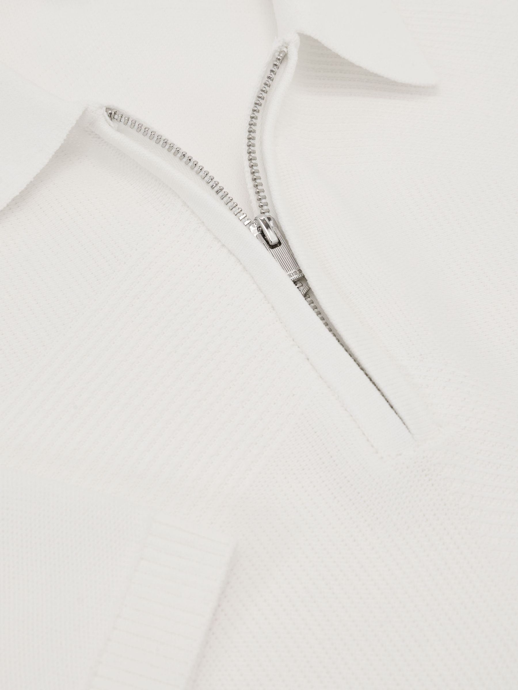 Bílé polo tričko s polovičními zipem z bavlněné směsi Chevron-Knit - Obrázek 7 z 7