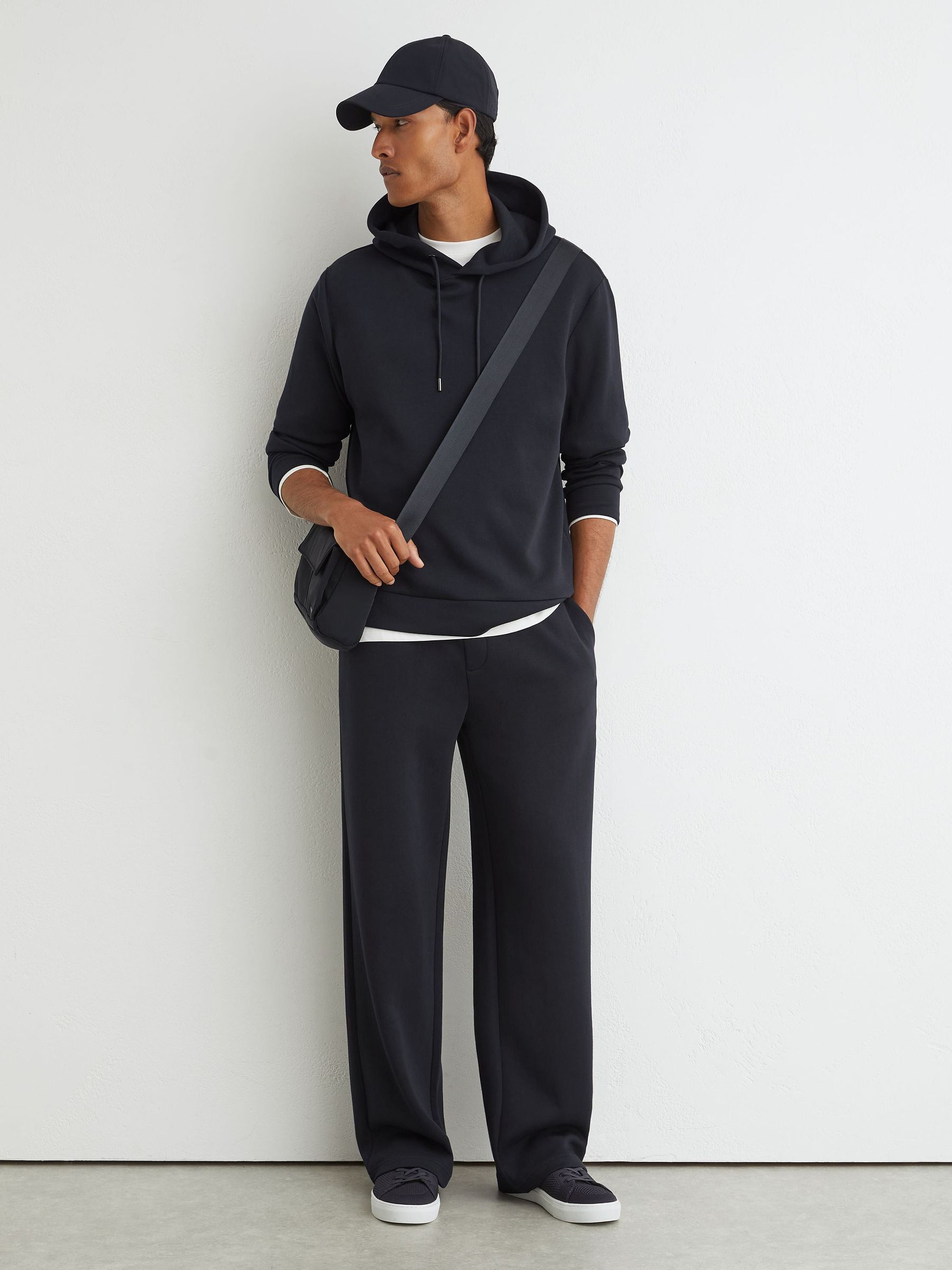 Premium Interlock Hoodie in Navy - Obrázek 3 z 6