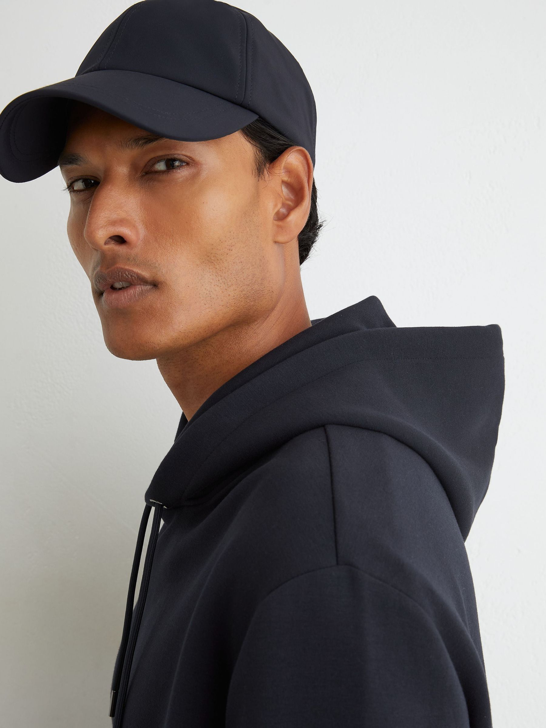 Premium Interlock Hoodie in Navy - Obrázek 4 z 6