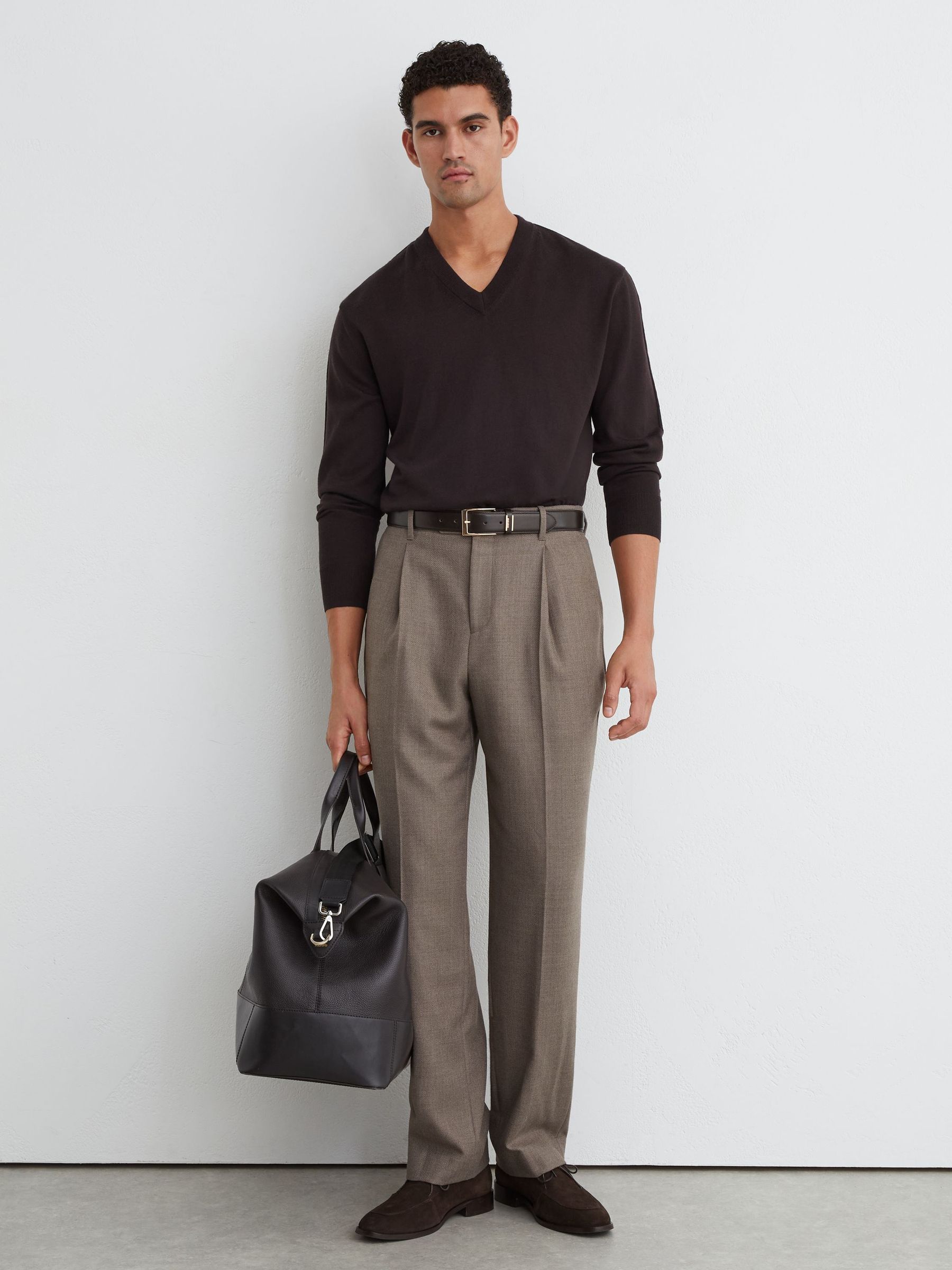 Merino Wool V-Neck Jumper in Bitter Brown - Obrázek 3 z 7