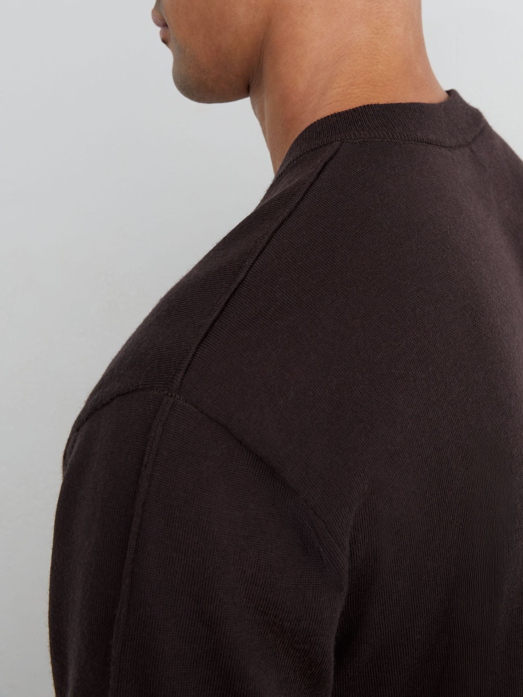 Merino Wool V-Neck Jumper in Bitter Brown - Obrázek 4 z 7