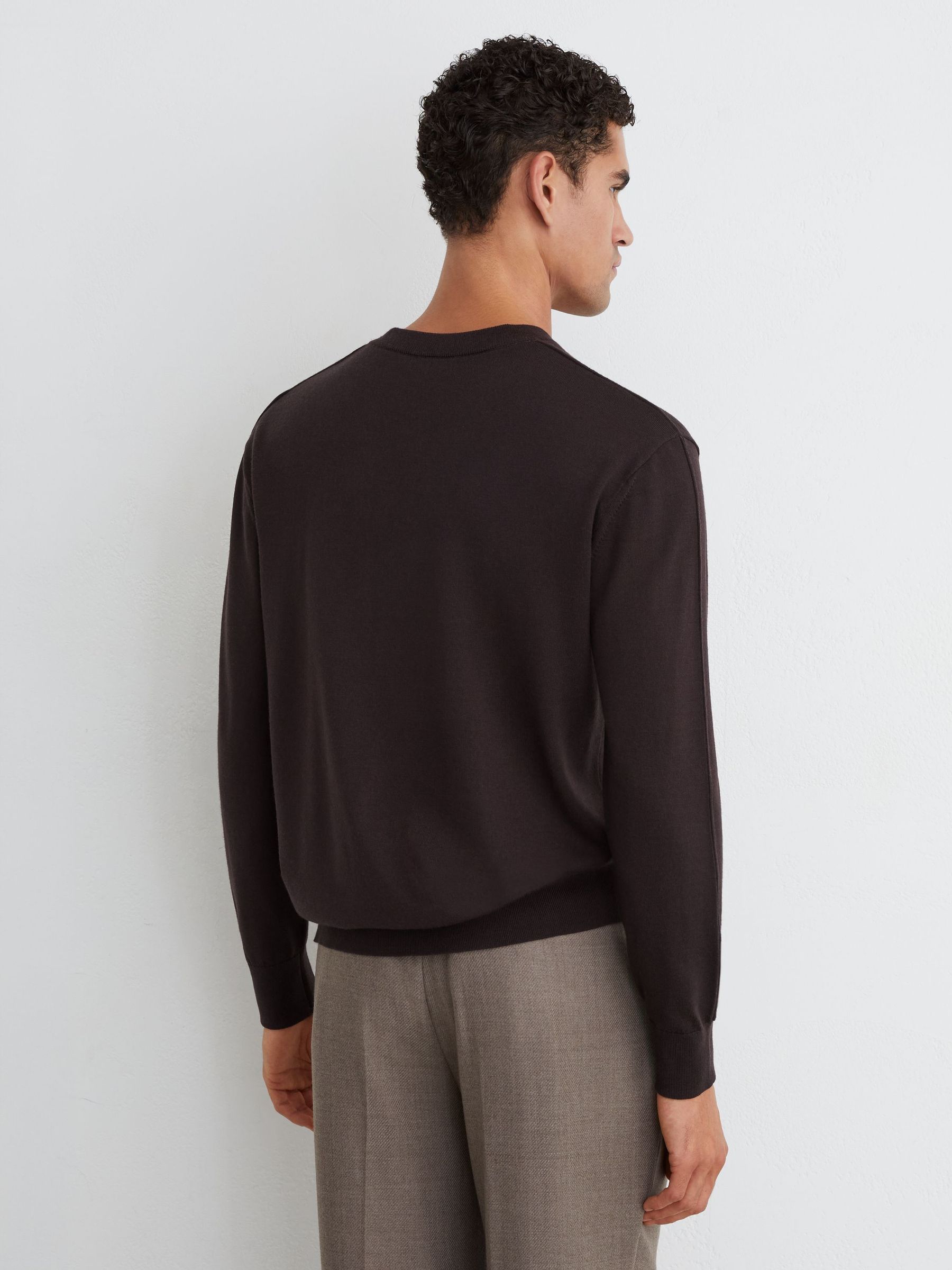 Merino Wool V-Neck Jumper in Bitter Brown - Obrázek 5 z 7