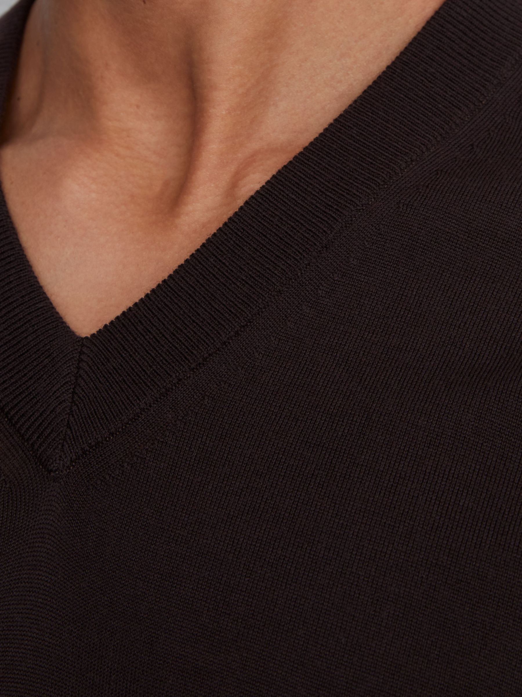 Merino Wool V-Neck Jumper in Bitter Brown - Obrázek 6 z 7