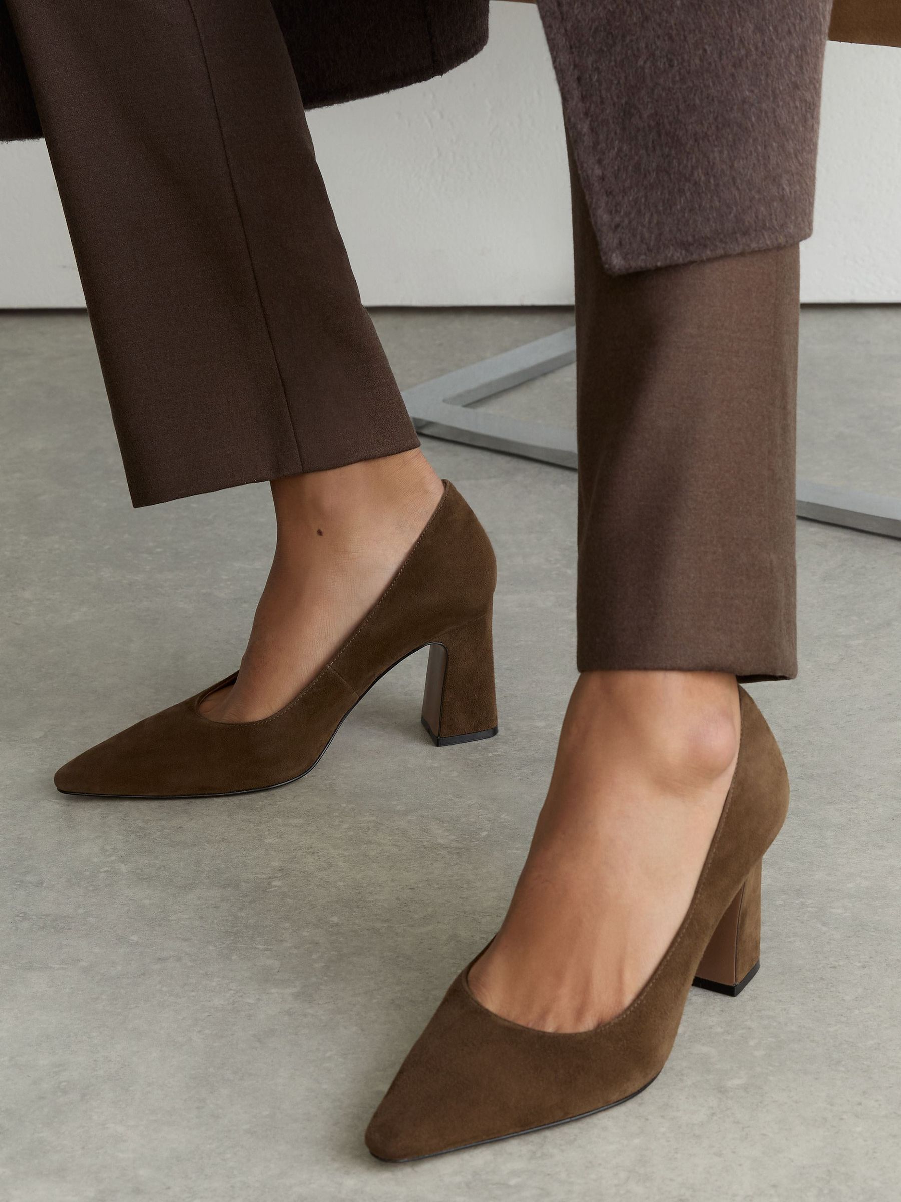 Suede Block-Heel Court Shoes in Khaki - 圖片 2/5