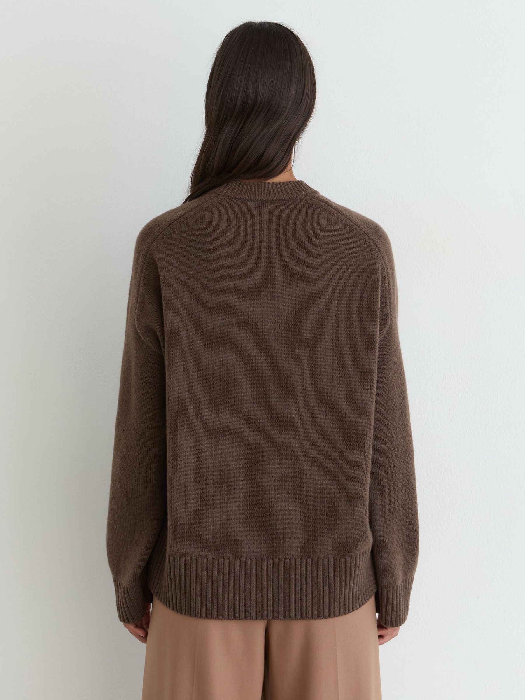 Pull raglan à col rond en laine et cachemire couleur bordeaux marron moka - Image 5 de 7