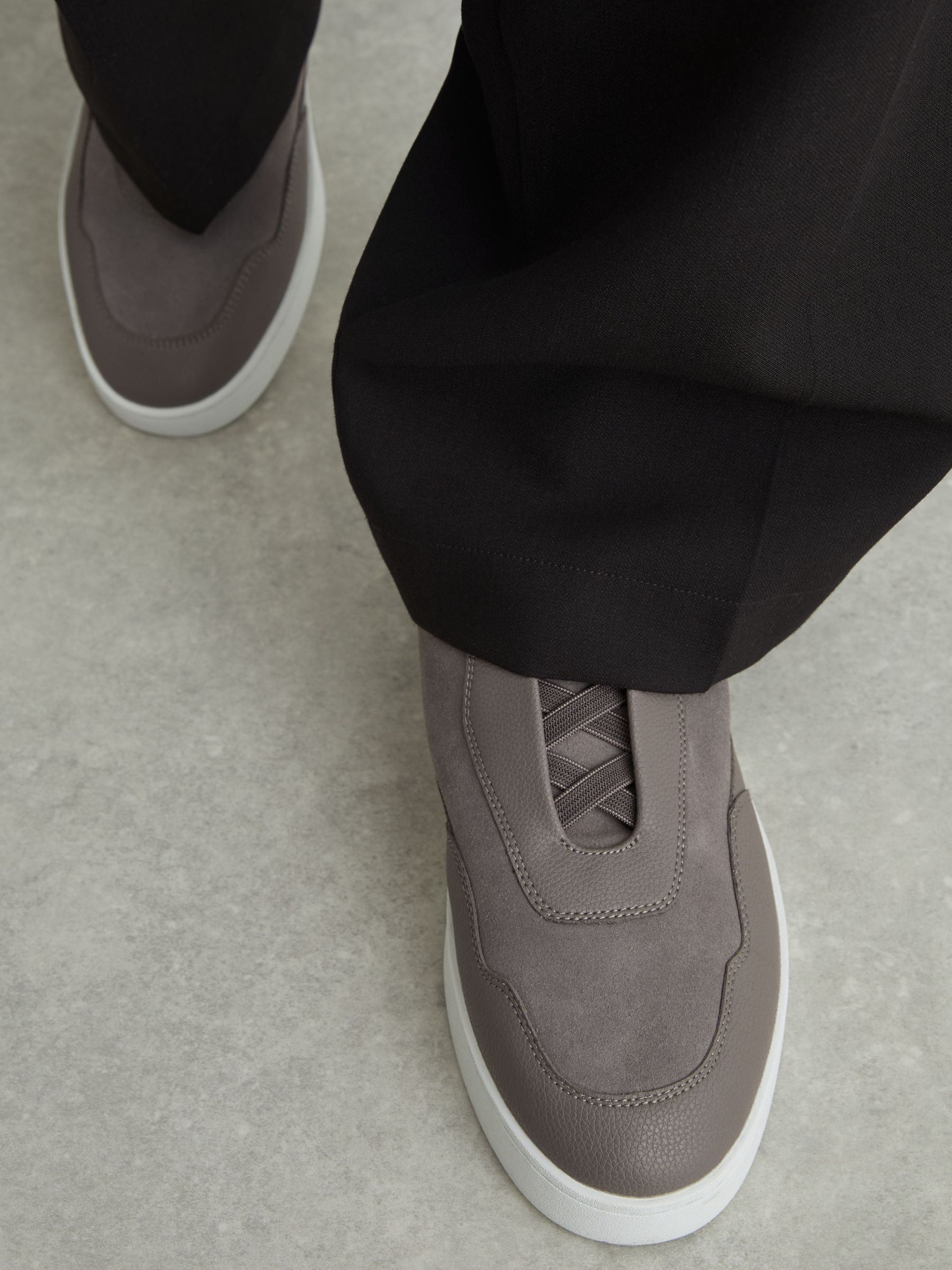 Sportschuh aus Leder und Wildleder mit elastischen Schnürsenkeln in Lavendelgrau - Bild 1 von 6